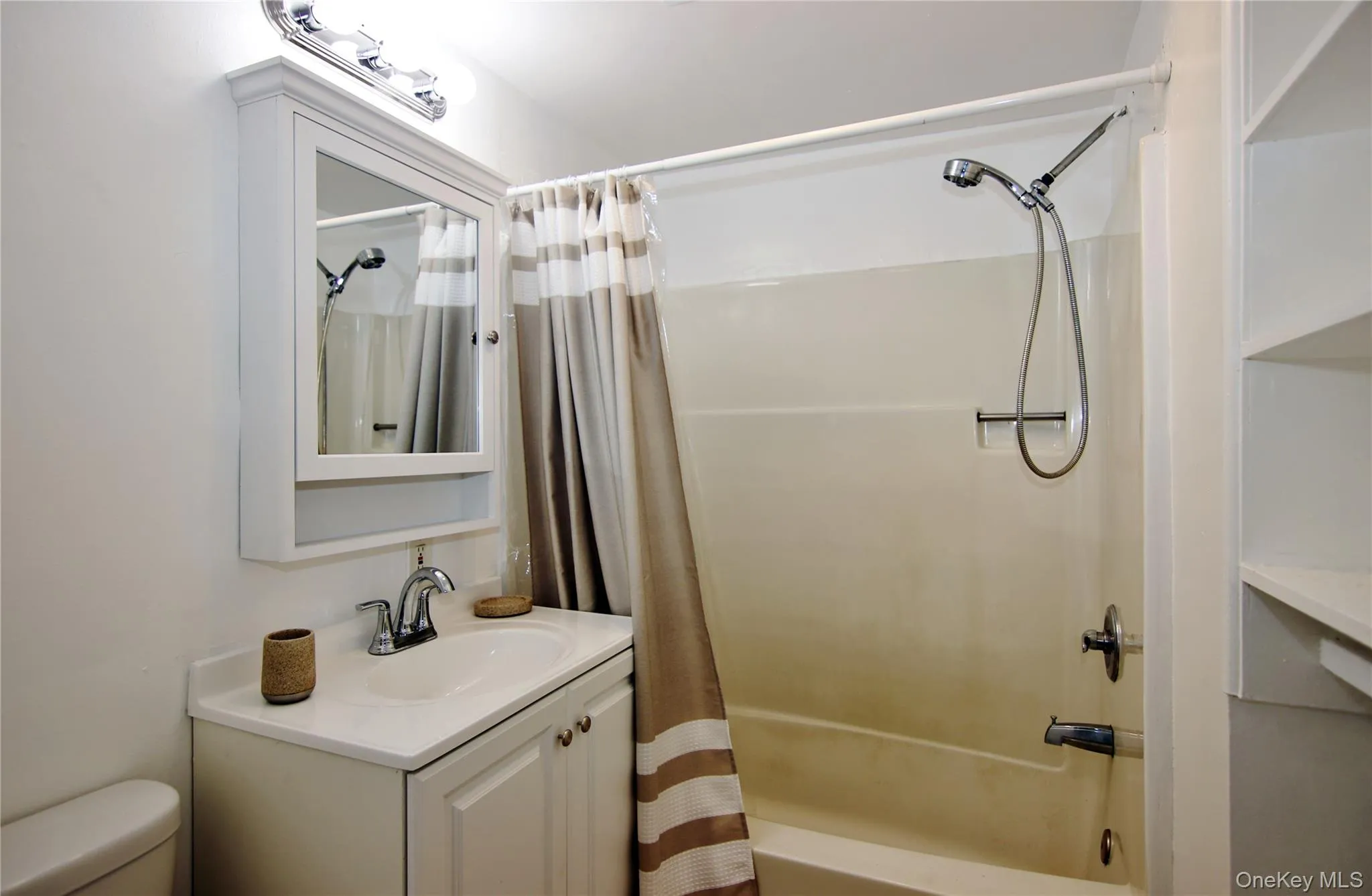 Full with Tub - newly renovated Full with Tub - newly renovated