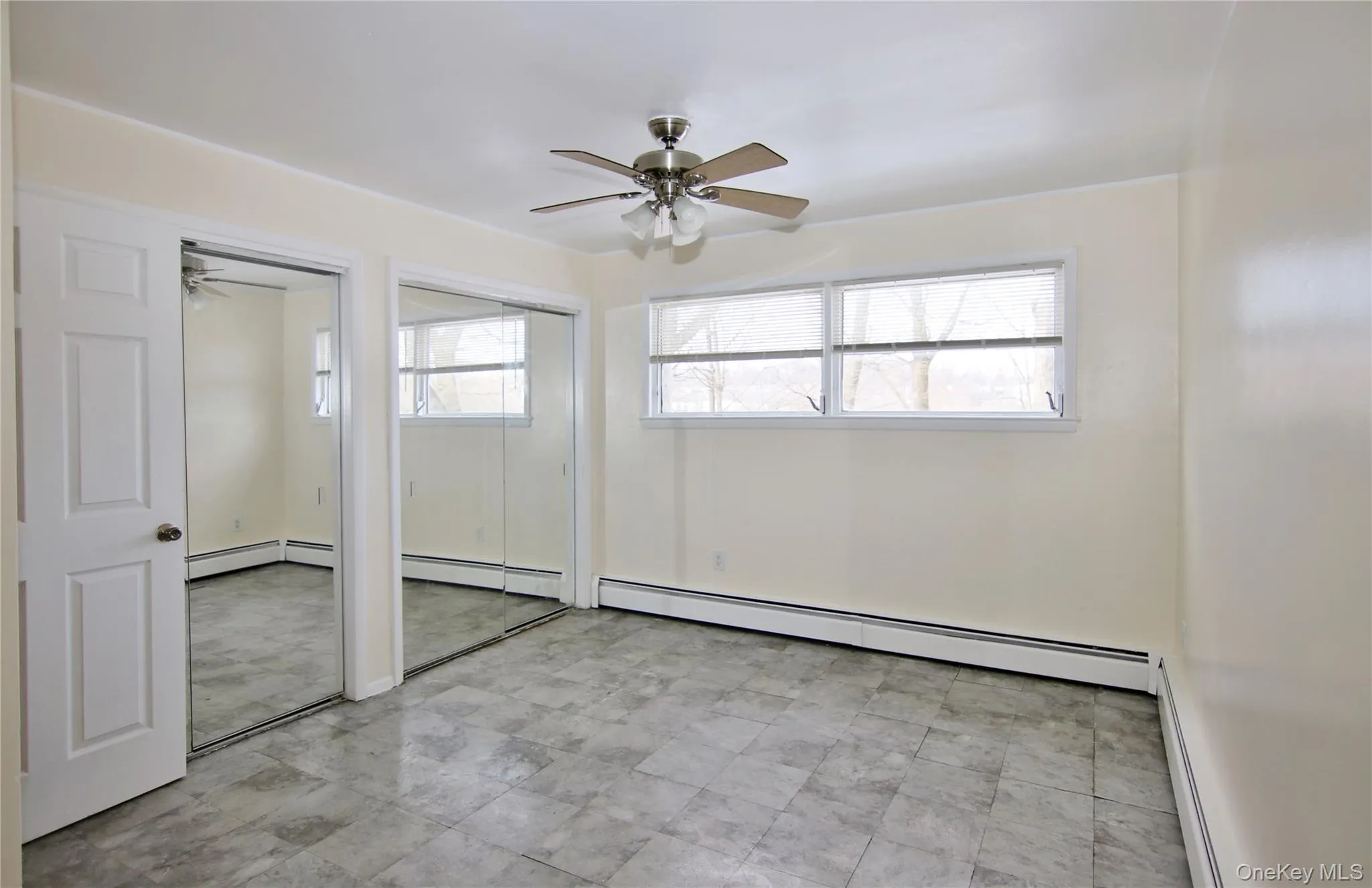 Spacious with double Closet Spacious with double Closet