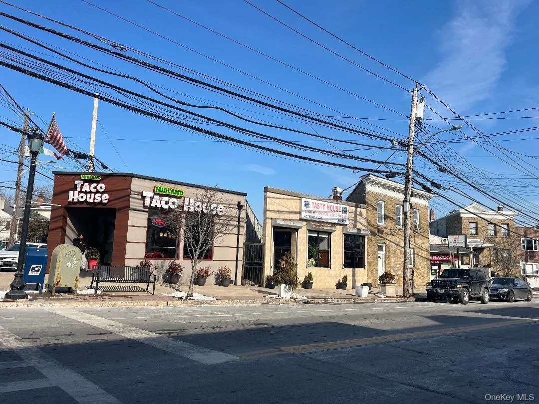 Close to Eateries Close to Eateries