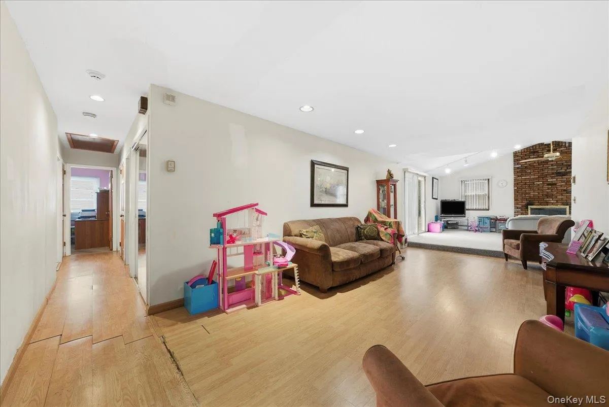 17 Wilson Lane, Oyster Bay, NY, 3 Bedrooms Bedrooms, 7 Rooms Rooms,1 BathroomBathrooms,Residential Sale,For Rent,Wilson,0,953751 17 Wilson Lane, Oyster Bay, NY, 3 Bedrooms Bedrooms, 7 Rooms Rooms,1 BathroomBathrooms,Residential Sale,For Rent,Wilson,0,953751