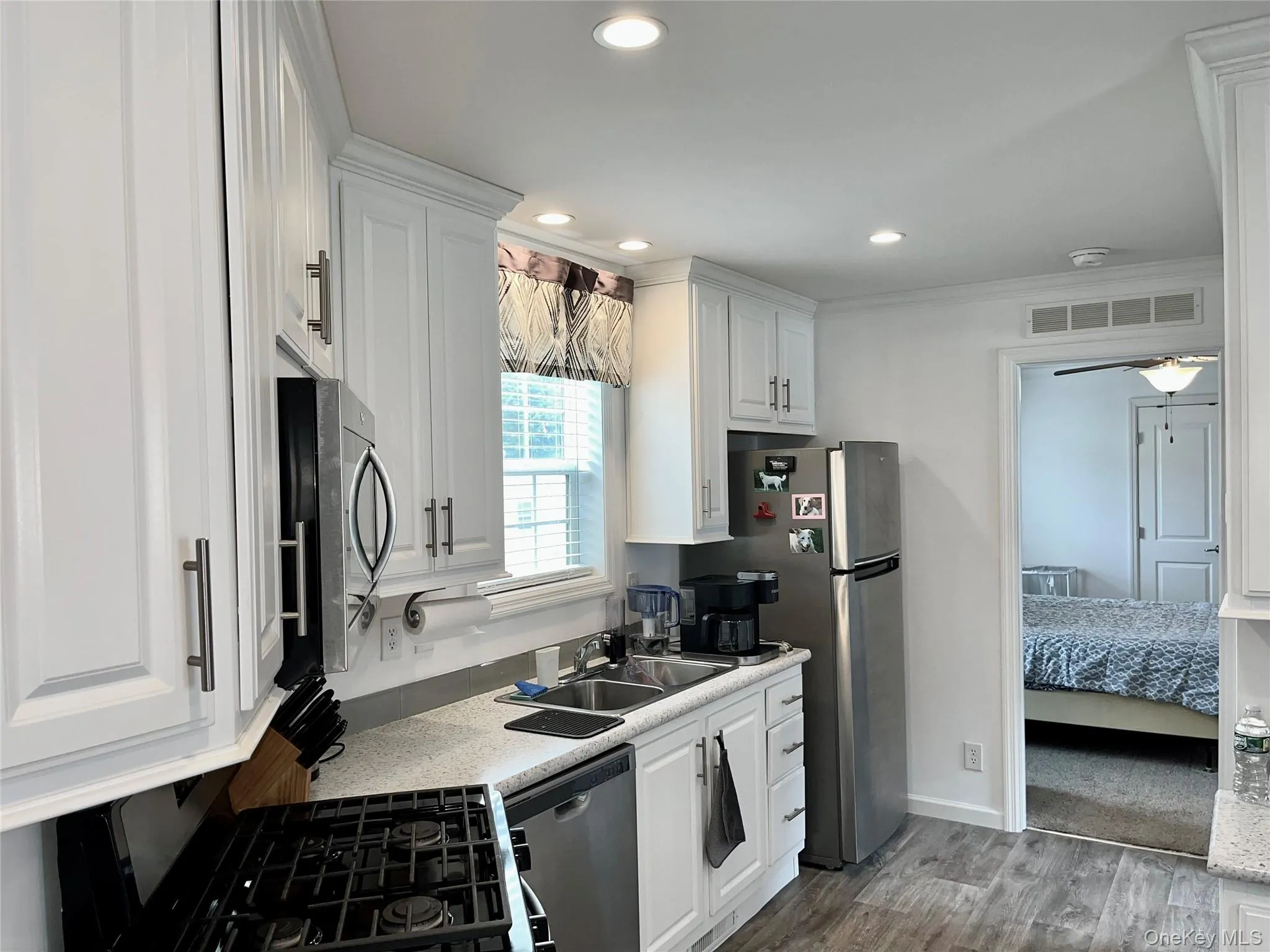 6 - Stainless appliances and dual sink 6 - Stainless appliances and dual sink