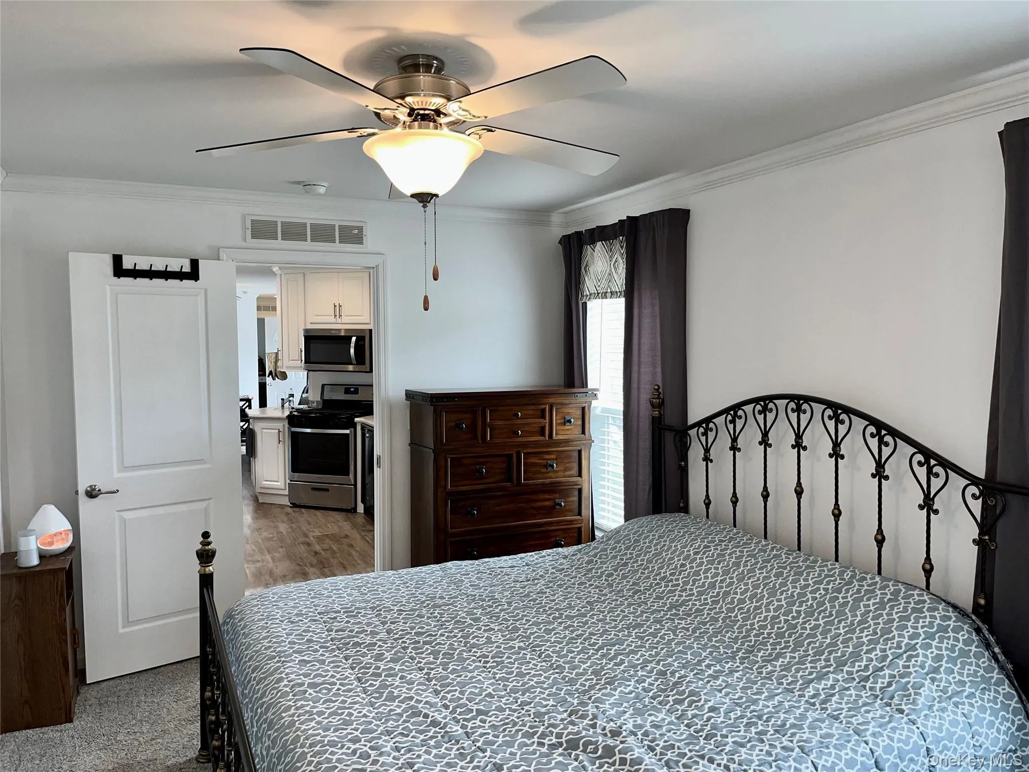 8 - Big bed, ceiling fan and natural light 8 - Big bed, ceiling fan and natural light