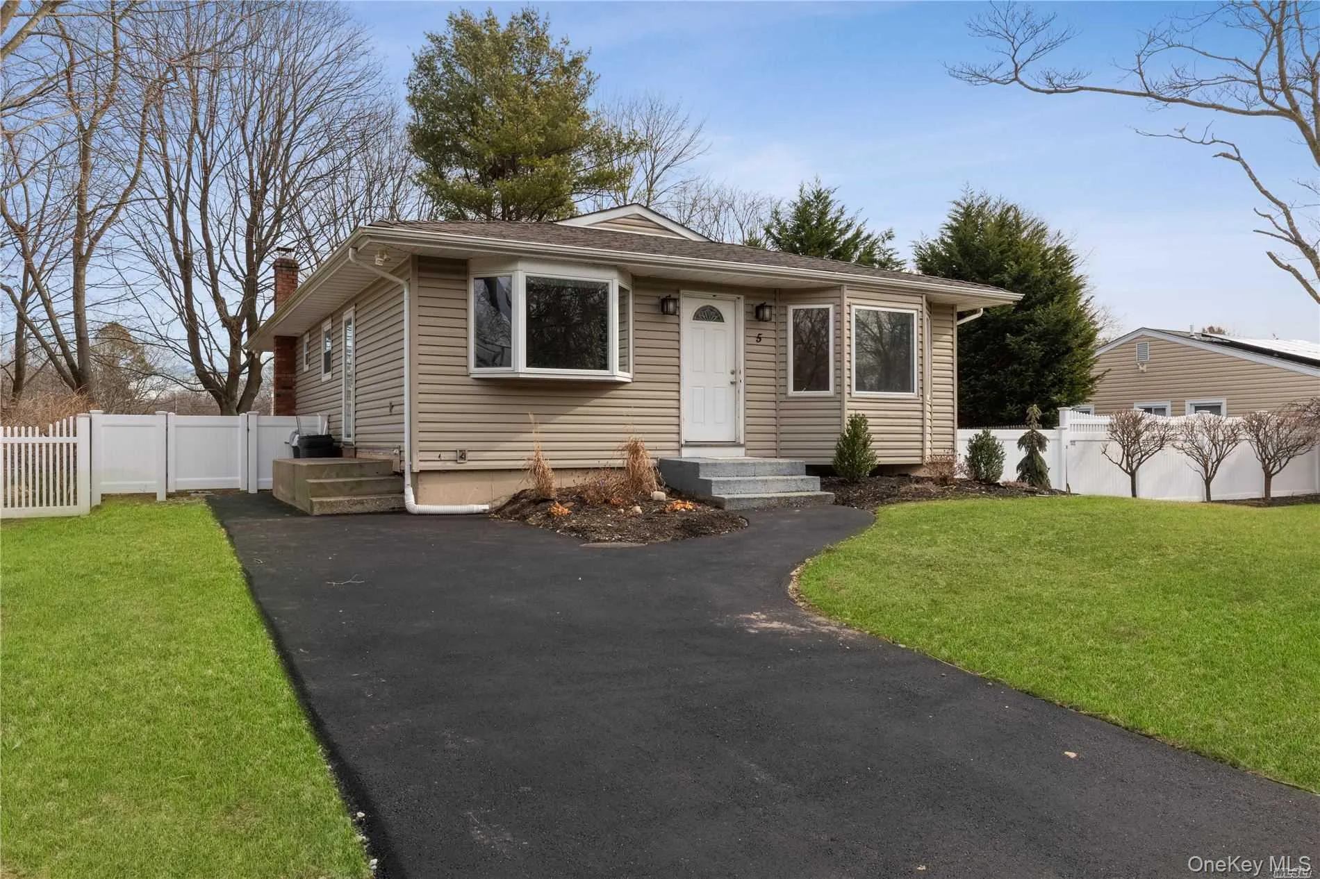 Photos were taken in 2020 before current tenants moved in. Photos were taken in 2020 before current tenants moved in.