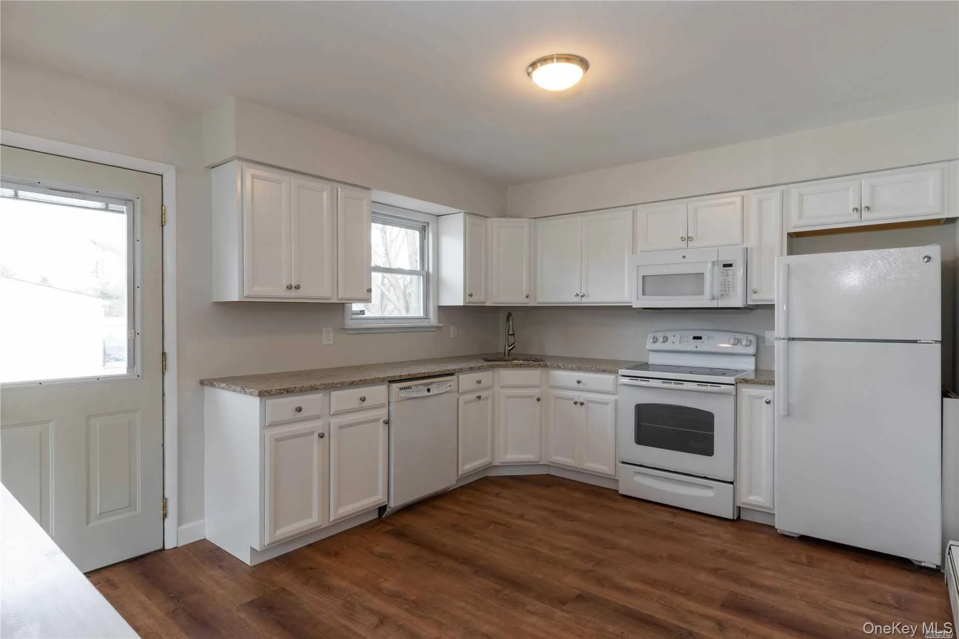 Photos were taken in 2020 before current tenants moved in. Photos were taken in 2020 before current tenants moved in.