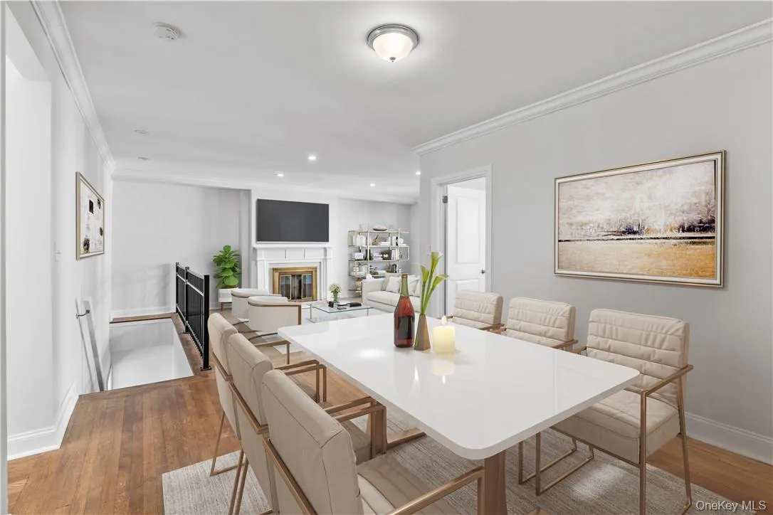 This photo has been virtually staged. This photo has been virtually staged.