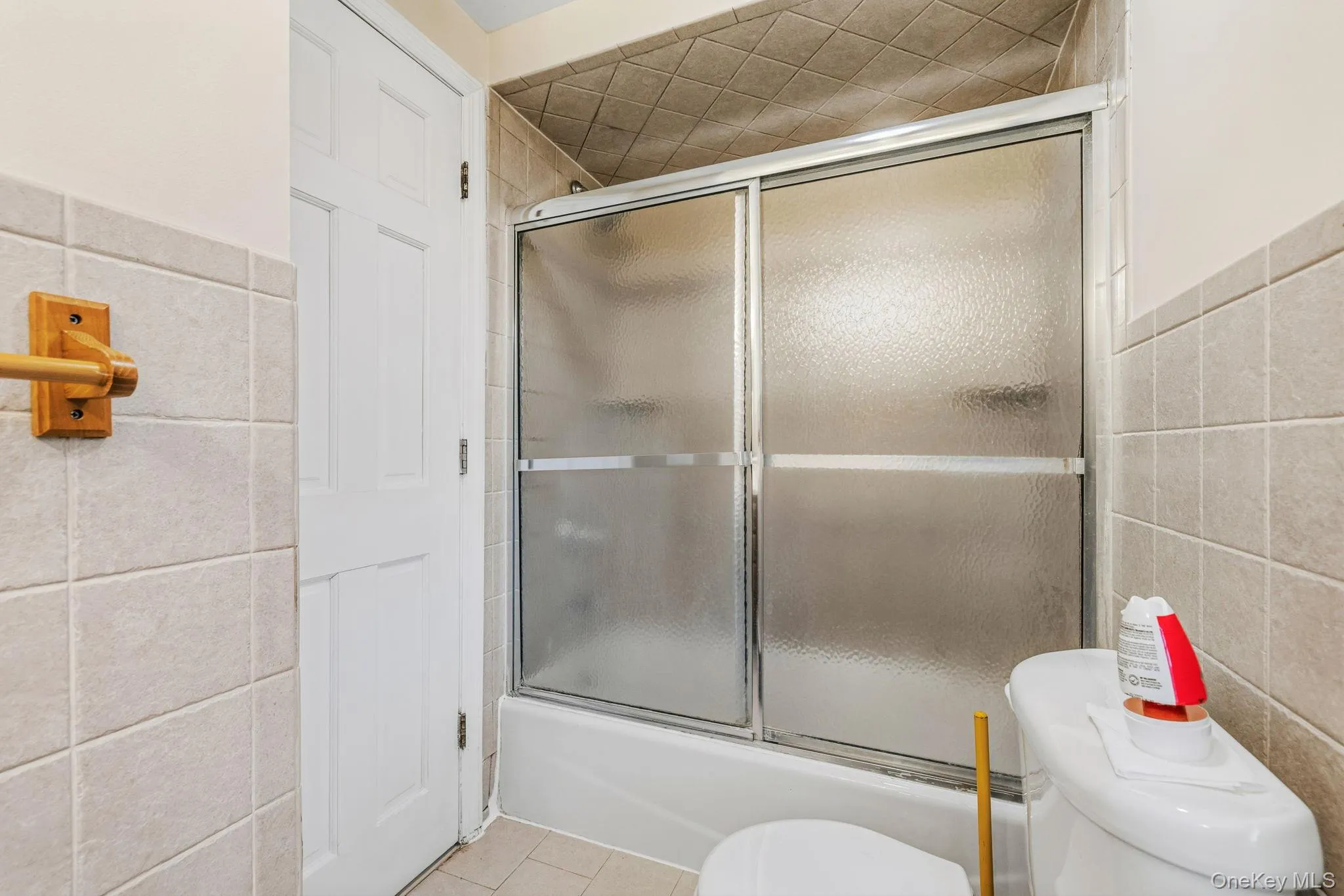 Full bathroom Full bathroom