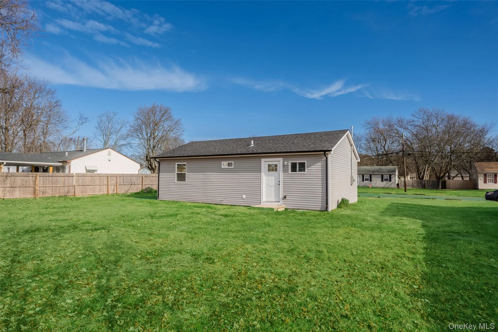 Large manicured rear yard, entry to back from kitchen Large manicured rear yard, entry to back from kitchen
