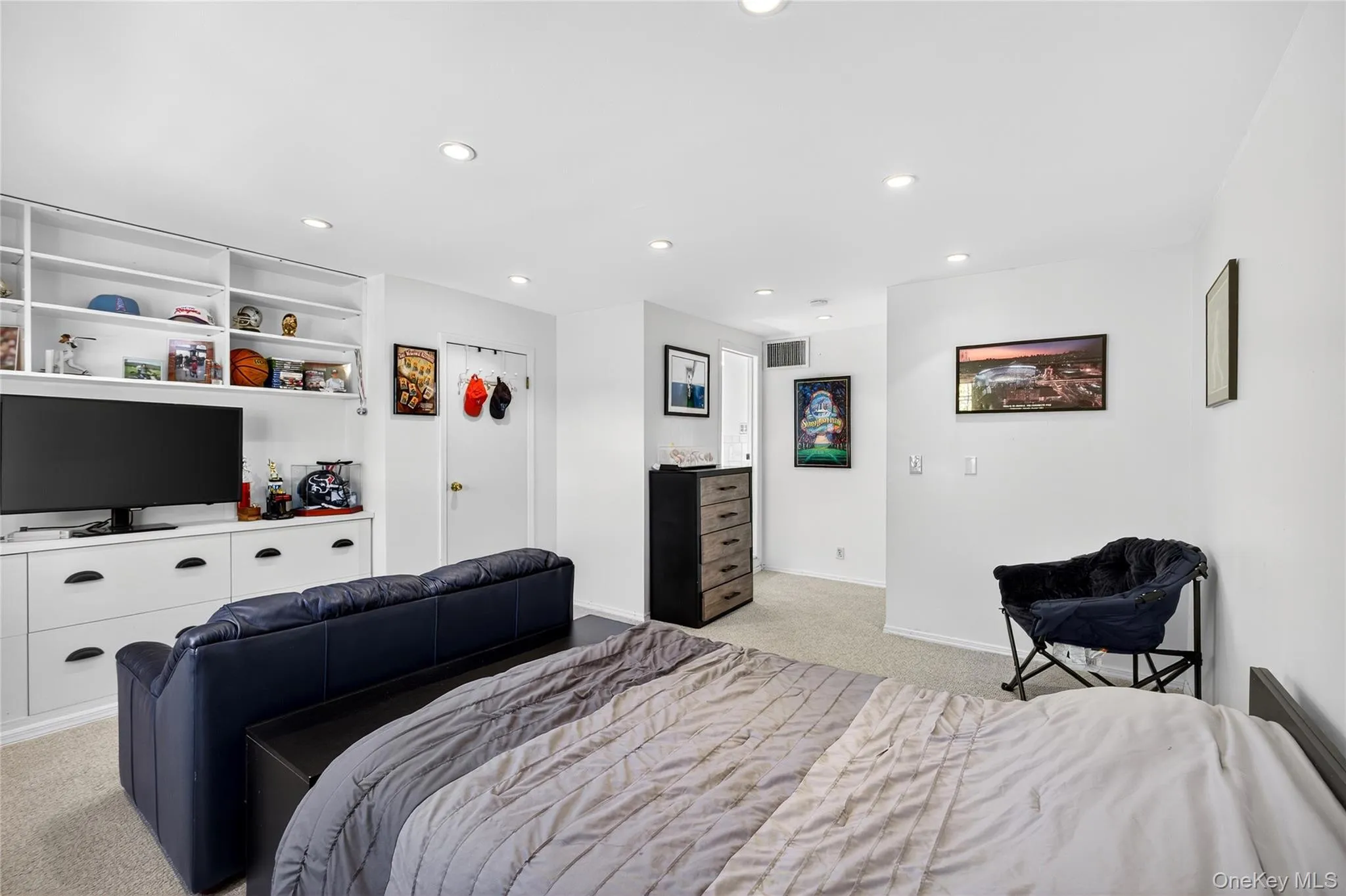 Bedroom has its own Bathroom Bedroom has its own Bathroom