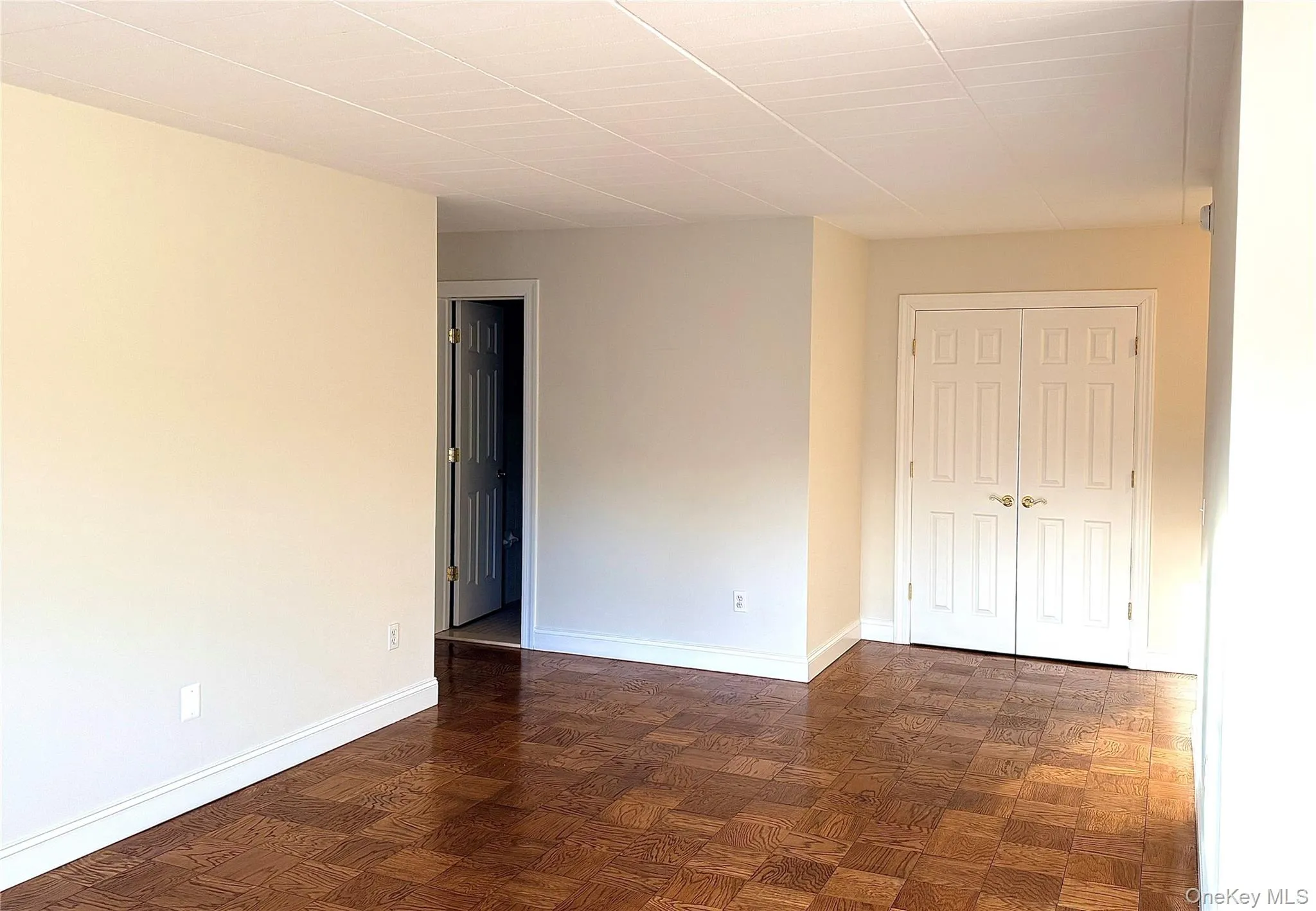 Large living room, alternative view. Large living room, alternative view.