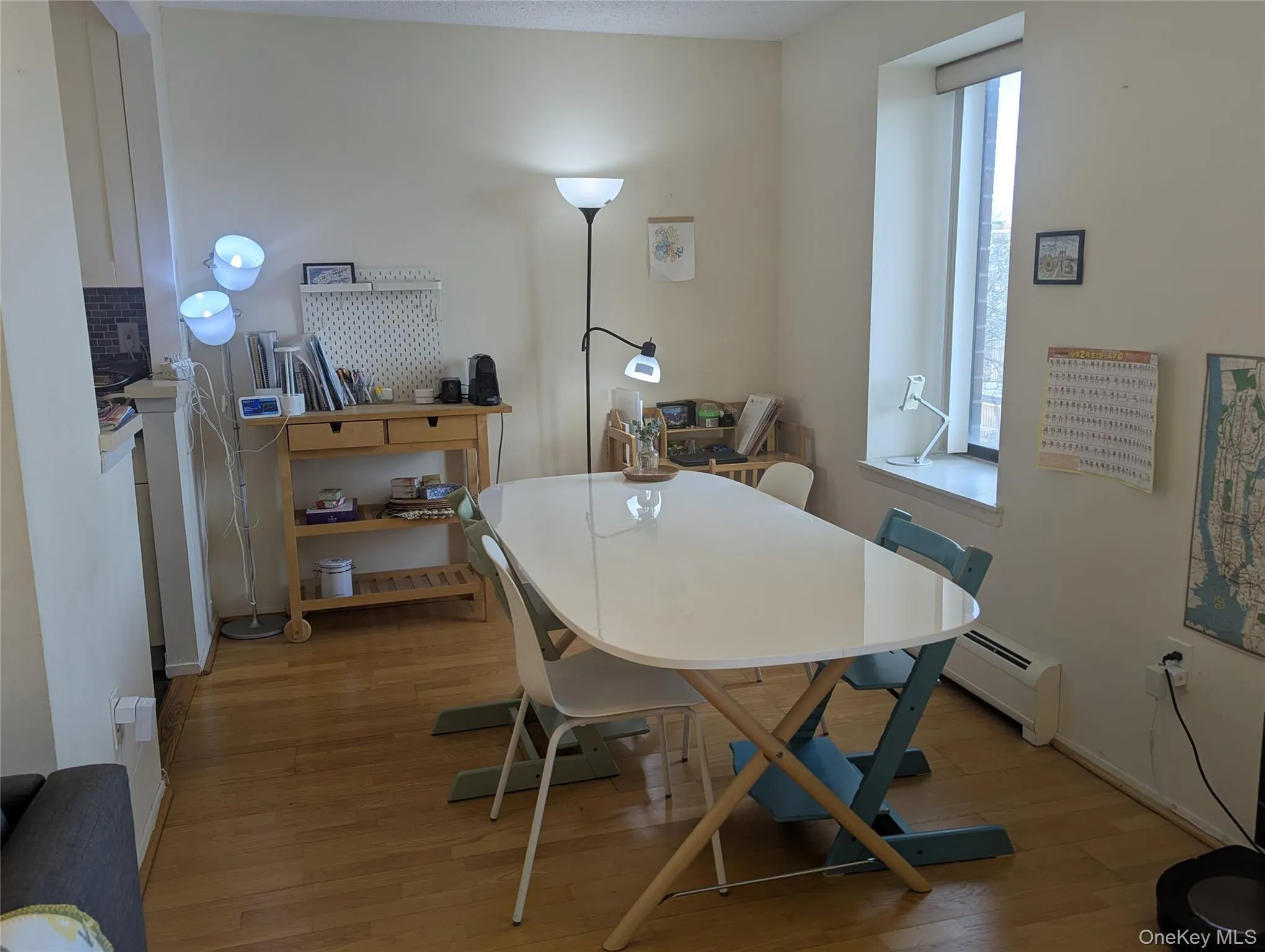 Dining area app 9 x 8 with access to the kitchen Dining area app 9 x 8 with access to the kitchen