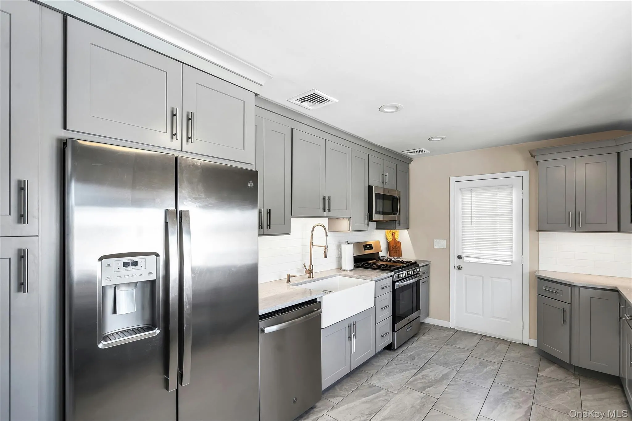 53 Calvert Avenue, Huntington, NY, 3 Bedrooms Bedrooms, 5 Rooms Rooms,1 BathroomBathrooms,Residential,For Rent,Calvert,0,954514 53 Calvert Avenue, Huntington, NY, 3 Bedrooms Bedrooms, 5 Rooms Rooms,1 BathroomBathrooms,Residential,For Rent,Calvert,0,954514