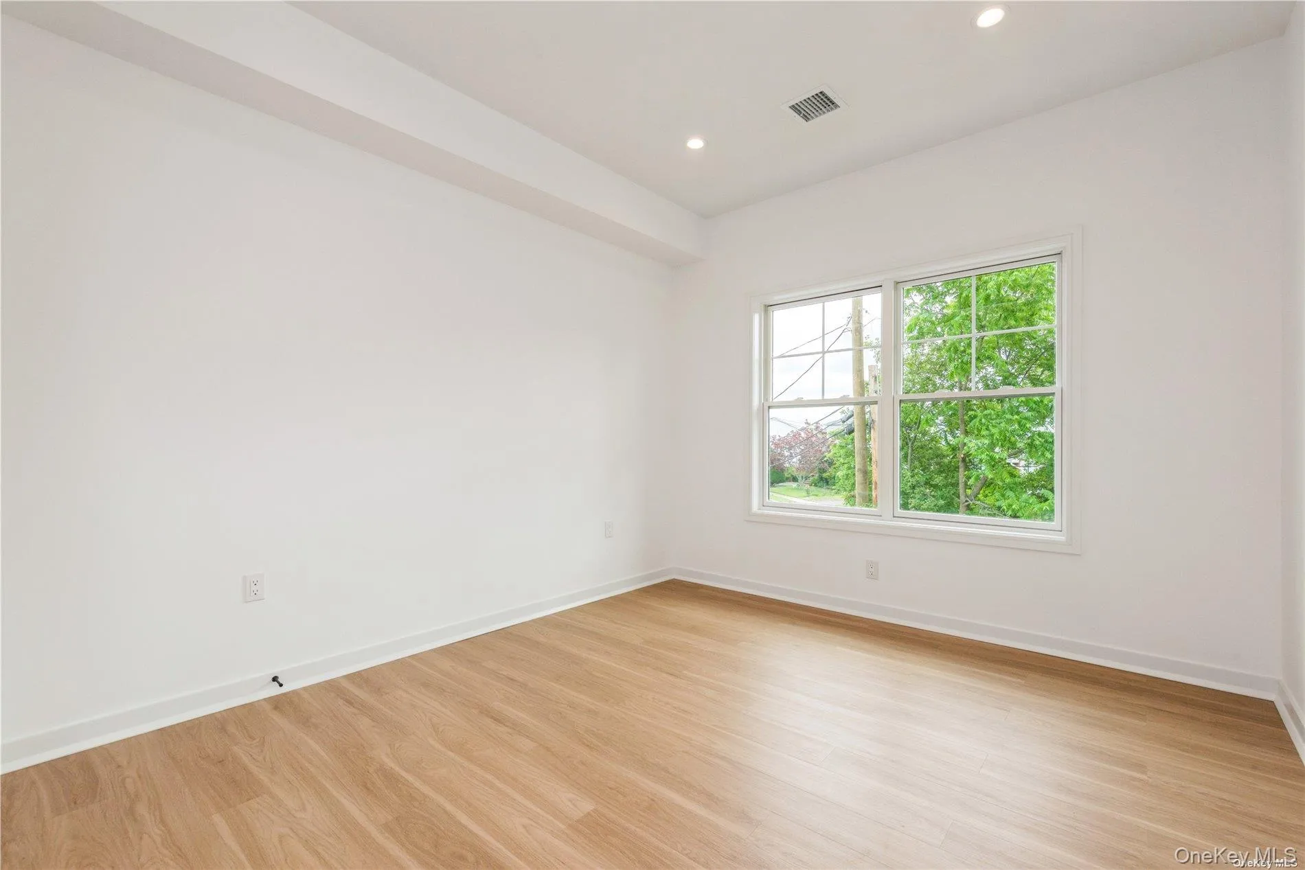 Images are from a model unit and are for illustrative purposes only. Actual apartment finishes and layout may vary. Images are from a model unit and are for illustrative purposes only. Actual apartment finishes and layout may vary.