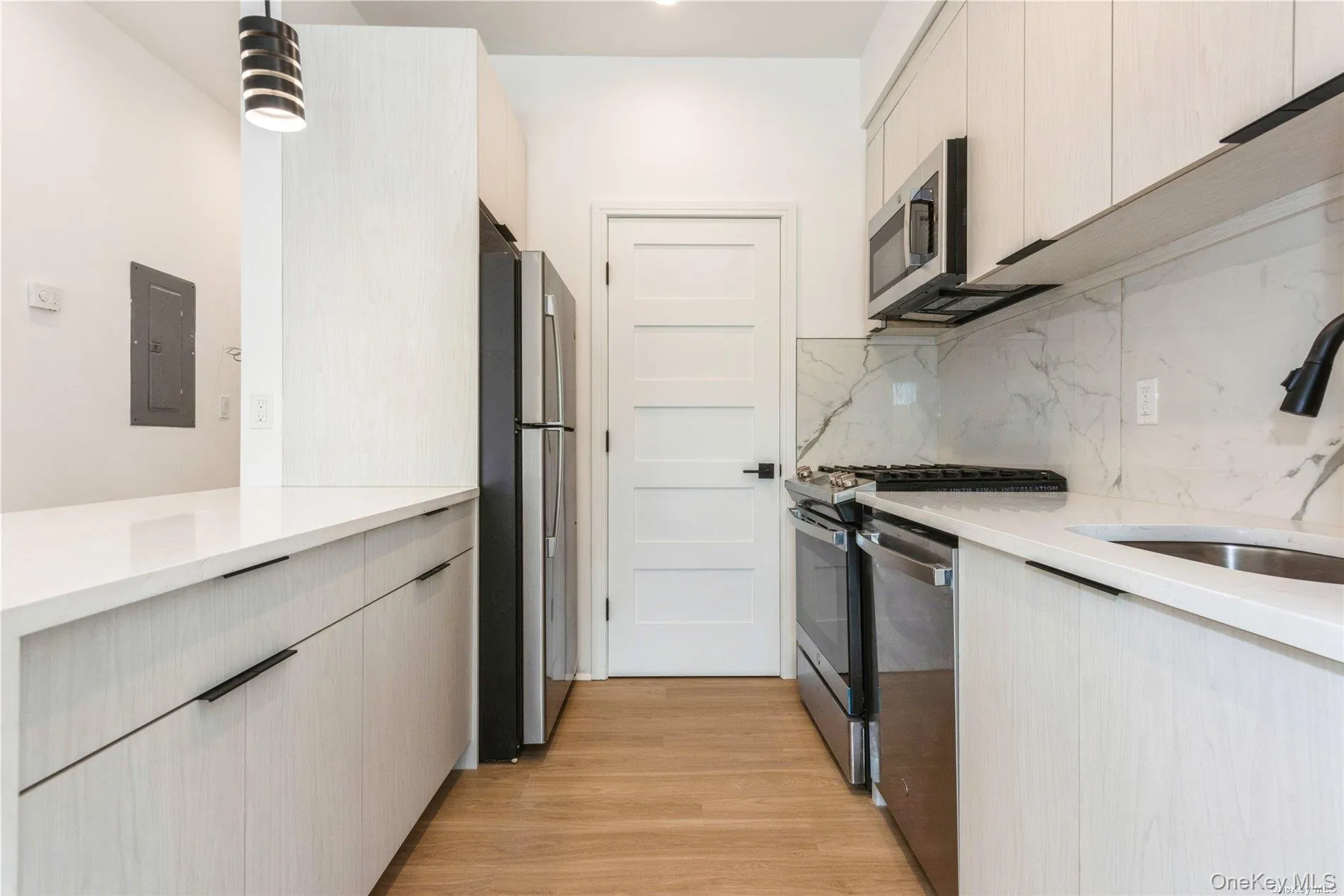 Images are from a model unit and are for illustrative purposes only. Actual apartment finishes and layout may vary. Images are from a model unit and are for illustrative purposes only. Actual apartment finishes and layout may vary.