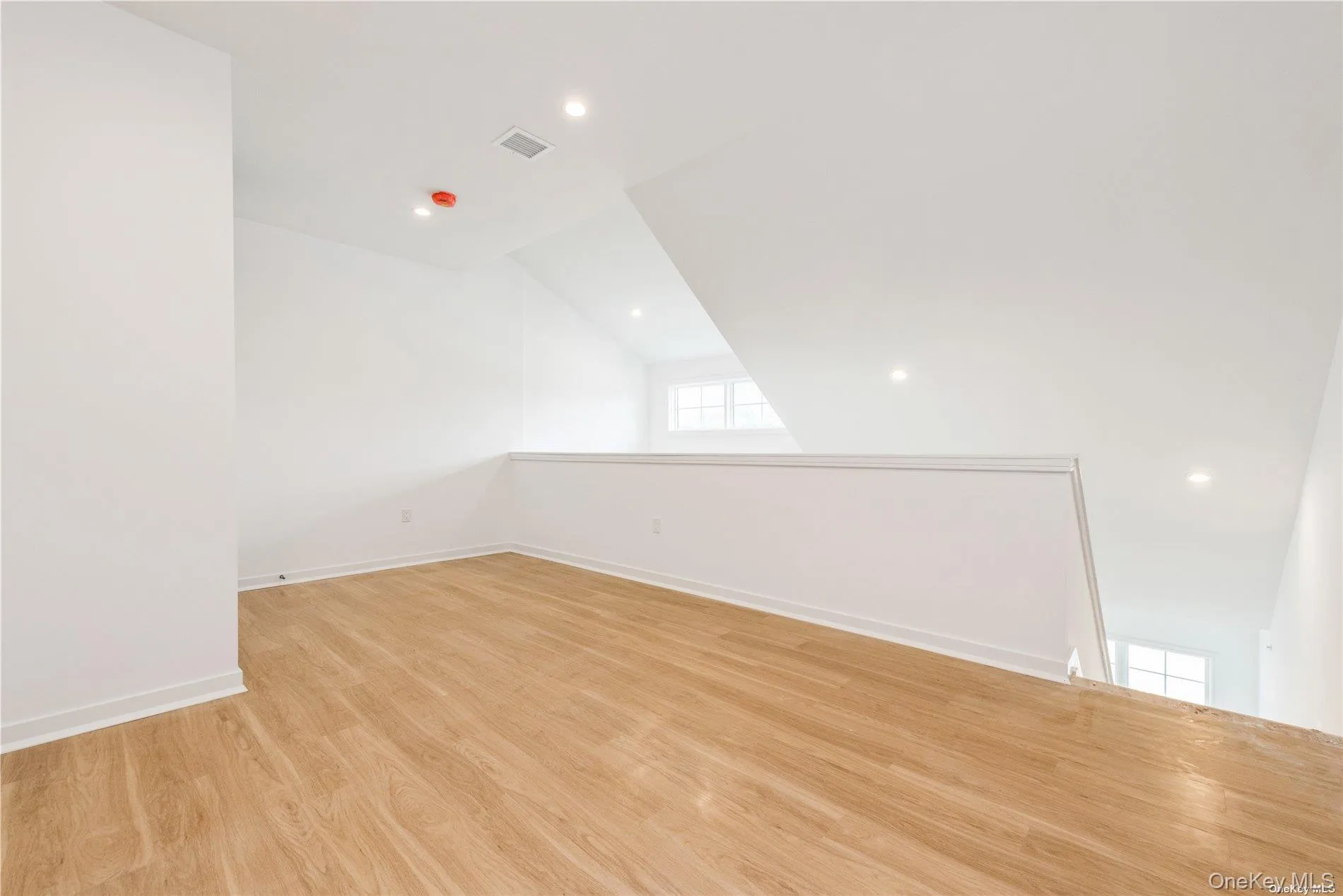 Images are from a model unit and are for illustrative purposes only. Actual apartment finishes and layout may vary. Images are from a model unit and are for illustrative purposes only. Actual apartment finishes and layout may vary.