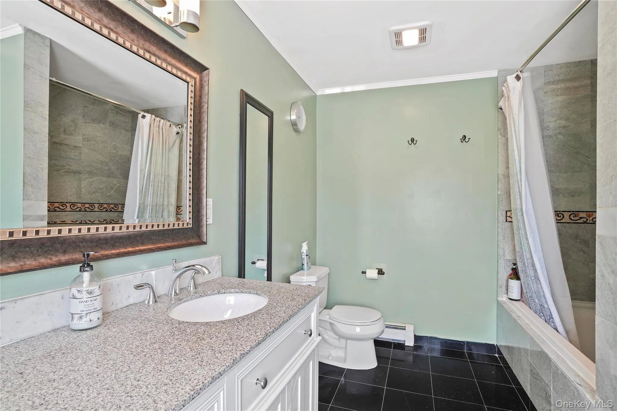 En Suite Primary Bathroom With Dual Vanity & Soaking Tub En Suite Primary Bathroom With Dual Vanity & Soaking Tub