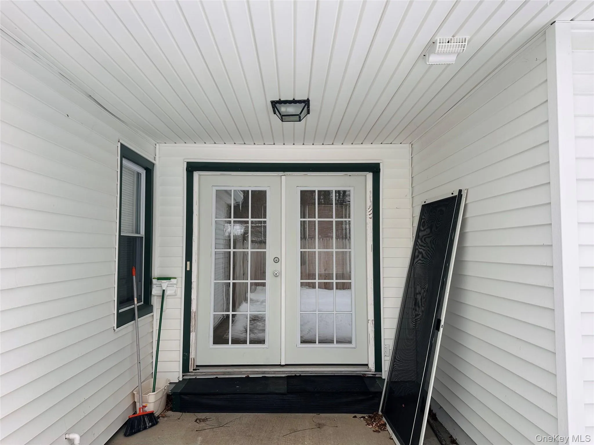 Covered entrance Covered entrance