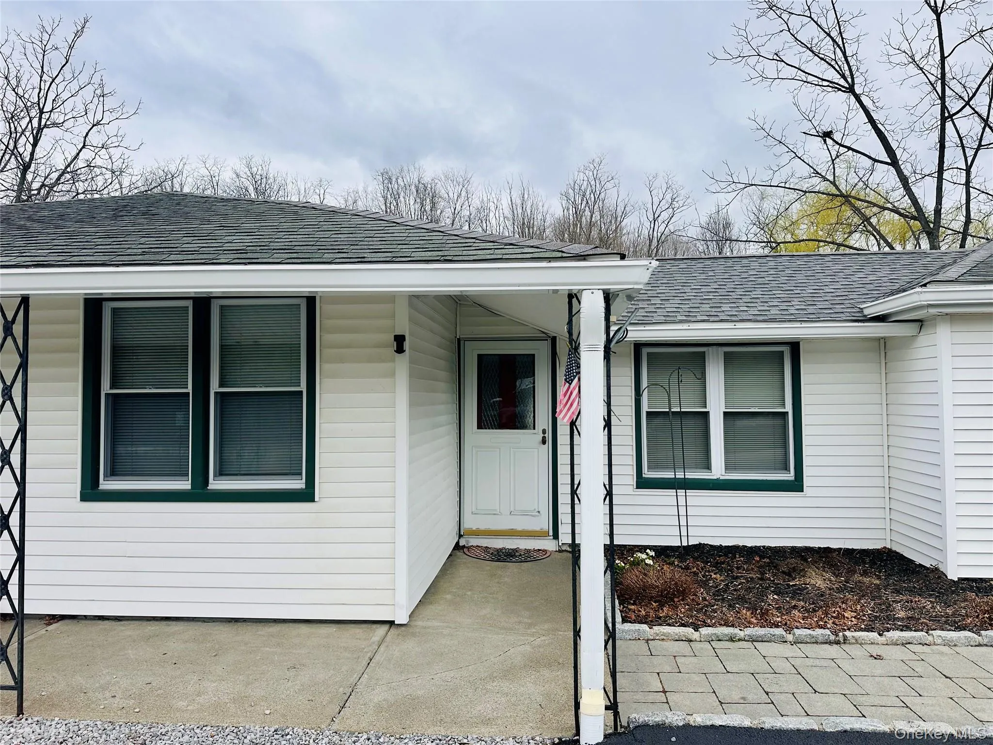 Covered walkway to the entrance Covered walkway to the entrance