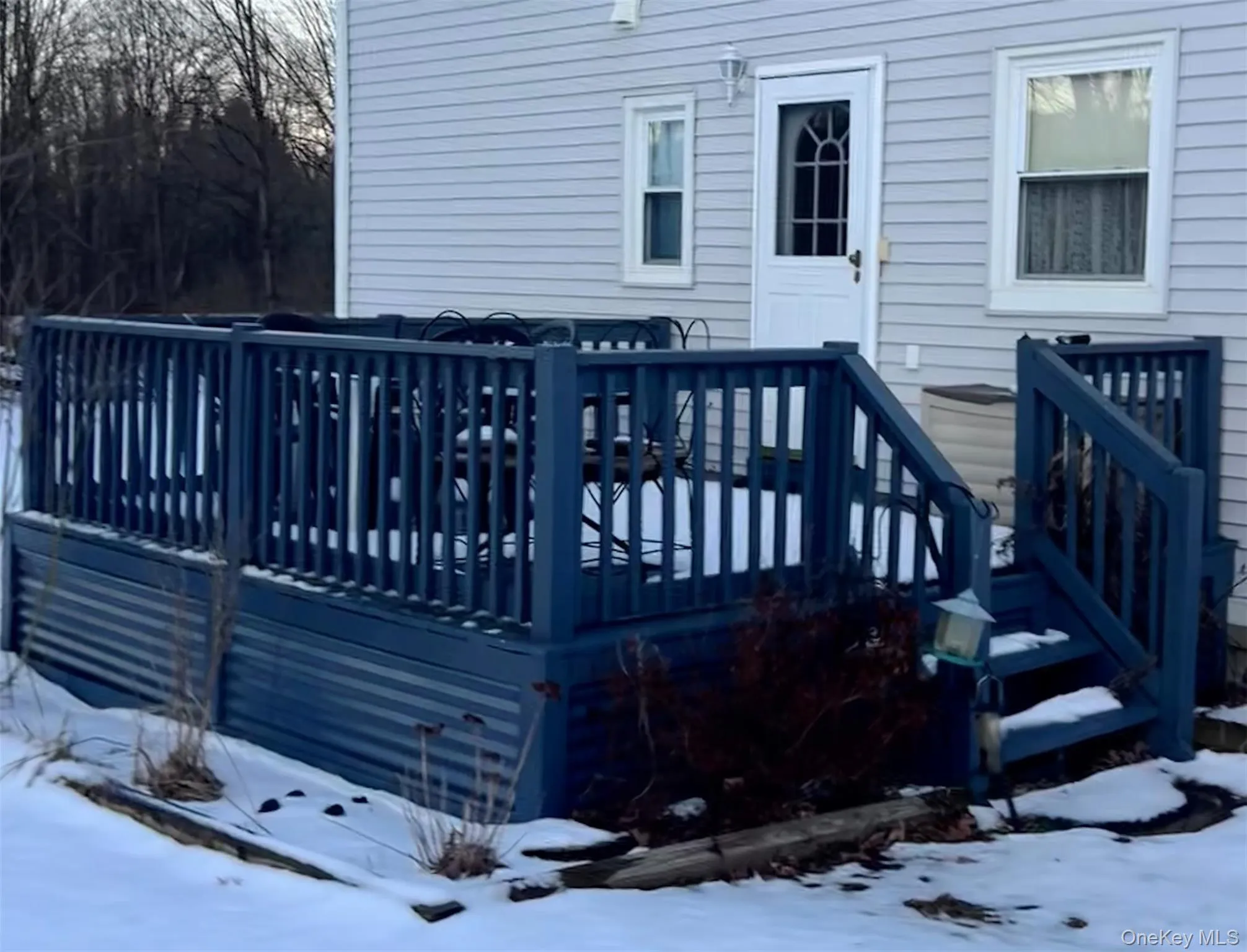 Large deck placed directly off the kitchen. Large deck placed directly off the kitchen.