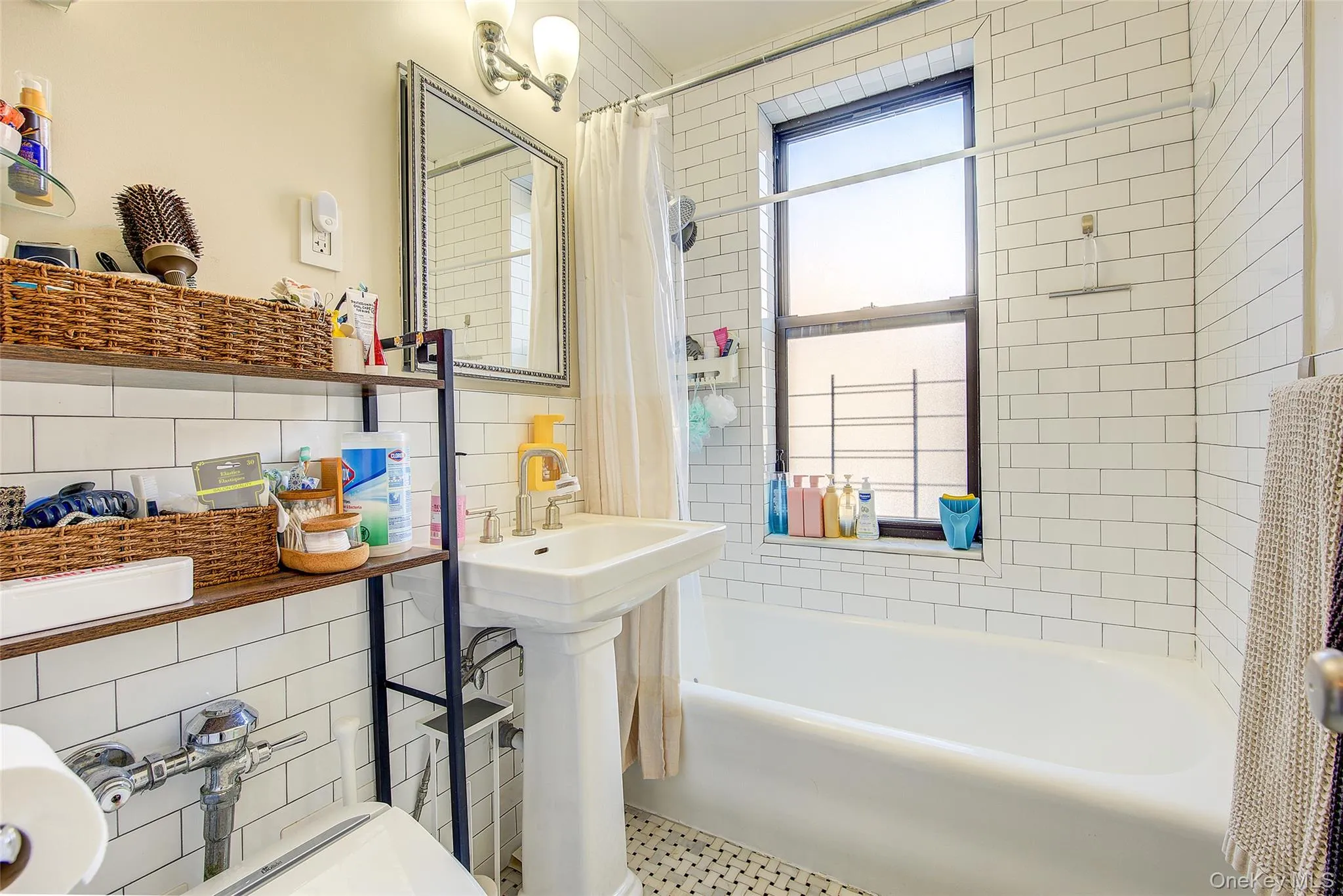 91-10 34th Avenue, New York, NY, 2 Bedrooms Bedrooms, 5 Rooms Rooms,1 BathroomBathrooms,Residential,For Rent,34th,0,954827 91-10 34th Avenue, New York, NY, 2 Bedrooms Bedrooms, 5 Rooms Rooms,1 BathroomBathrooms,Residential,For Rent,34th,0,954827