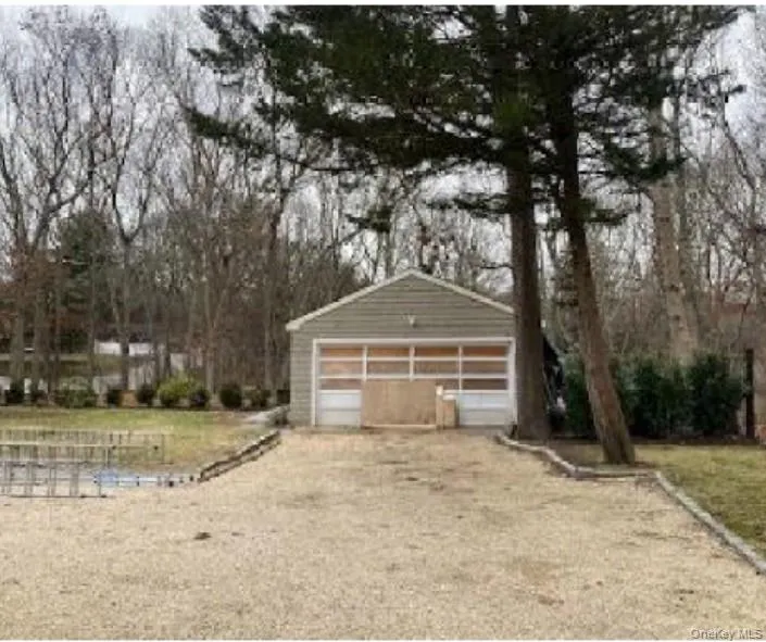 67 Squiretown Road, Southampton, New York 11946