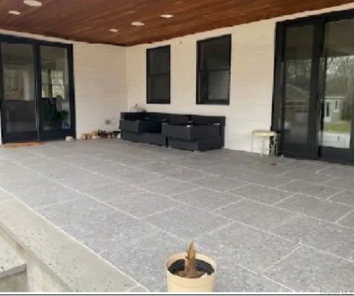 67 Squiretown Road, Southampton, New York 11946