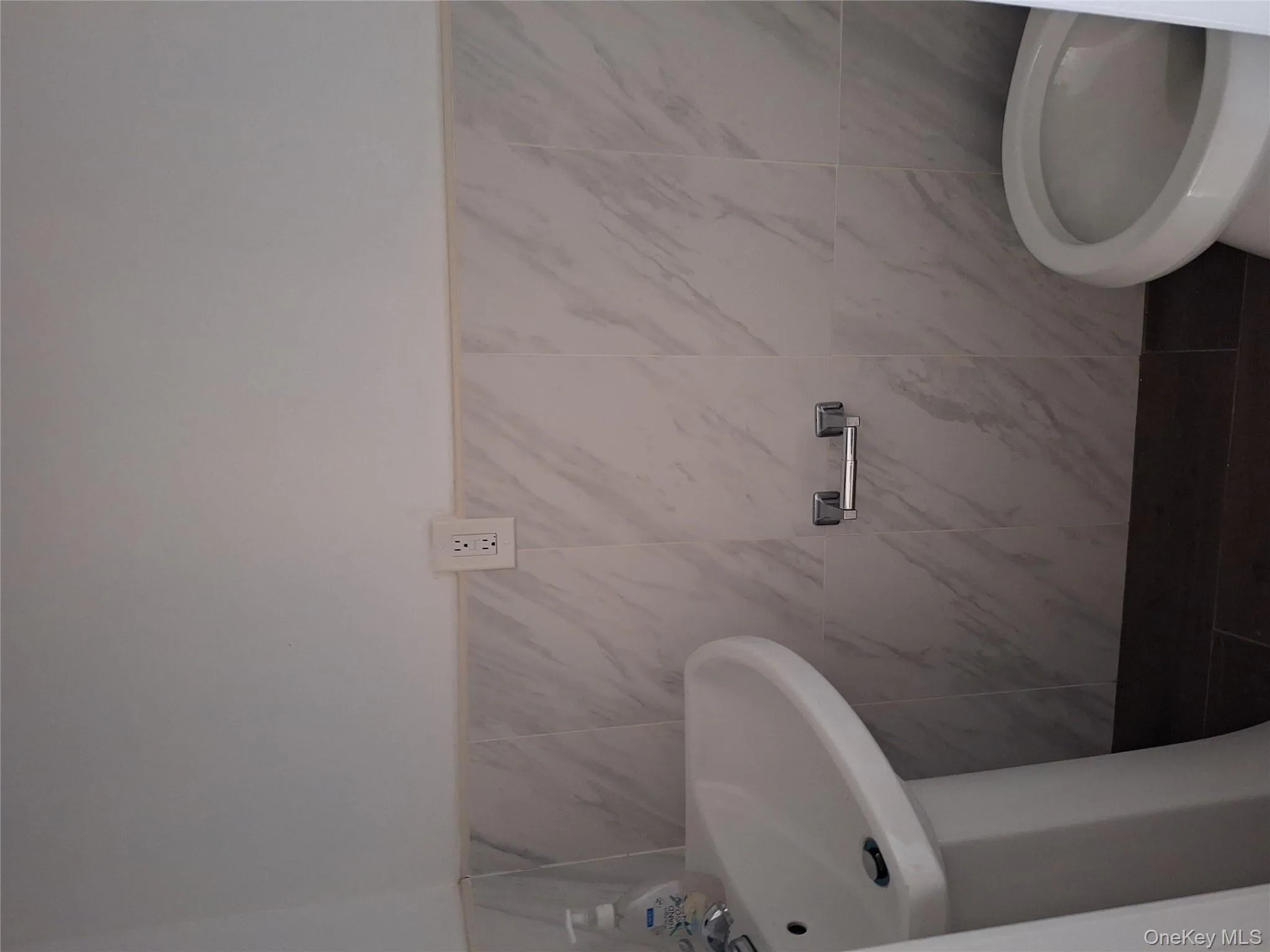 1/2 Bathroom 1/2 Bathroom