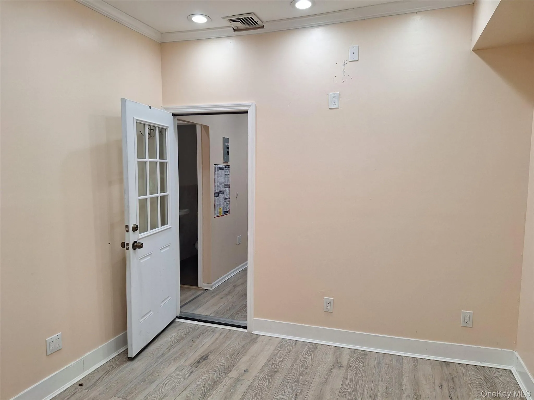 Orientation from rear towards front of bonus office space. Orientation from rear towards front of bonus office space.