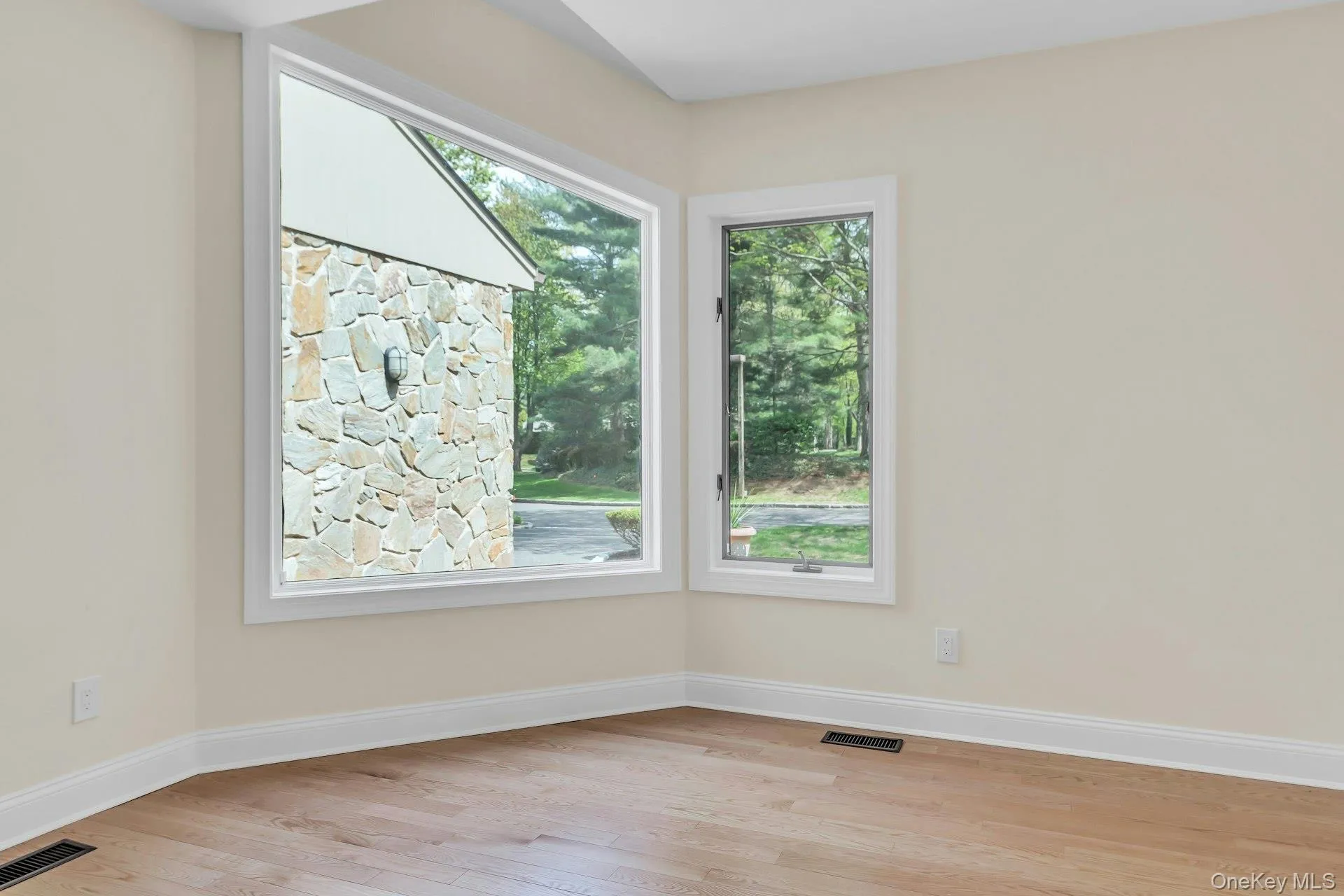 Office /Den multi-purpose room, hardwood floors, spacious and has natural sunlight. Office /Den multi-purpose room, hardwood floors, spacious and has natural sunlight.