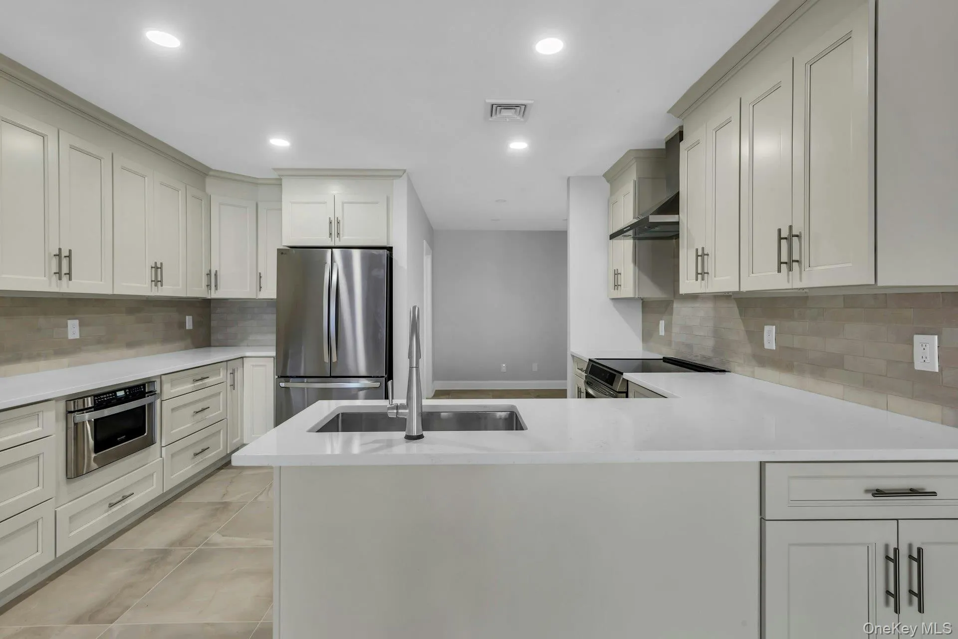 New Chefs Eat in Kitchen, quartz counter tops stainless-steel appliances, porcelain large tile floors. New Chefs Eat in Kitchen, quartz counter tops stainless-steel appliances, porcelain large tile floors.
