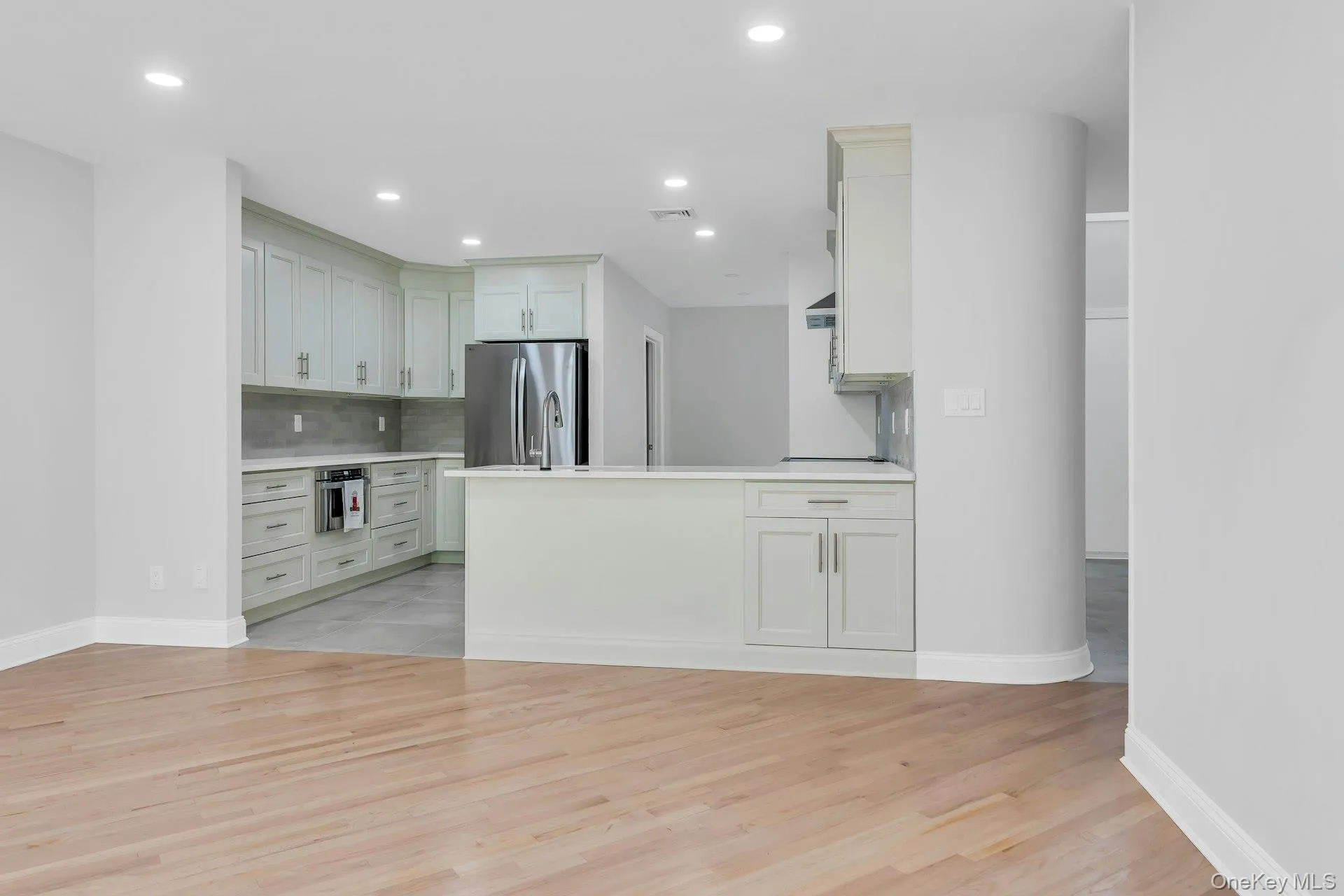 Oak hardwood floorsspacious room with winter water views. Oak hardwood floorsspacious room with winter water views.