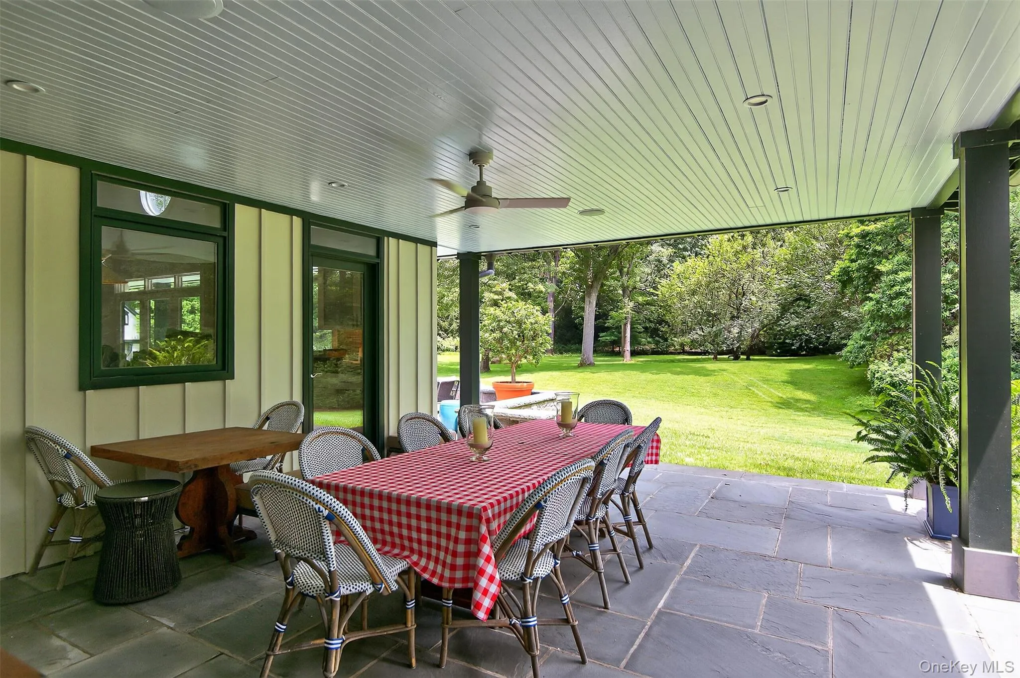 Casual outdoor dining in the gardens Casual outdoor dining in the gardens