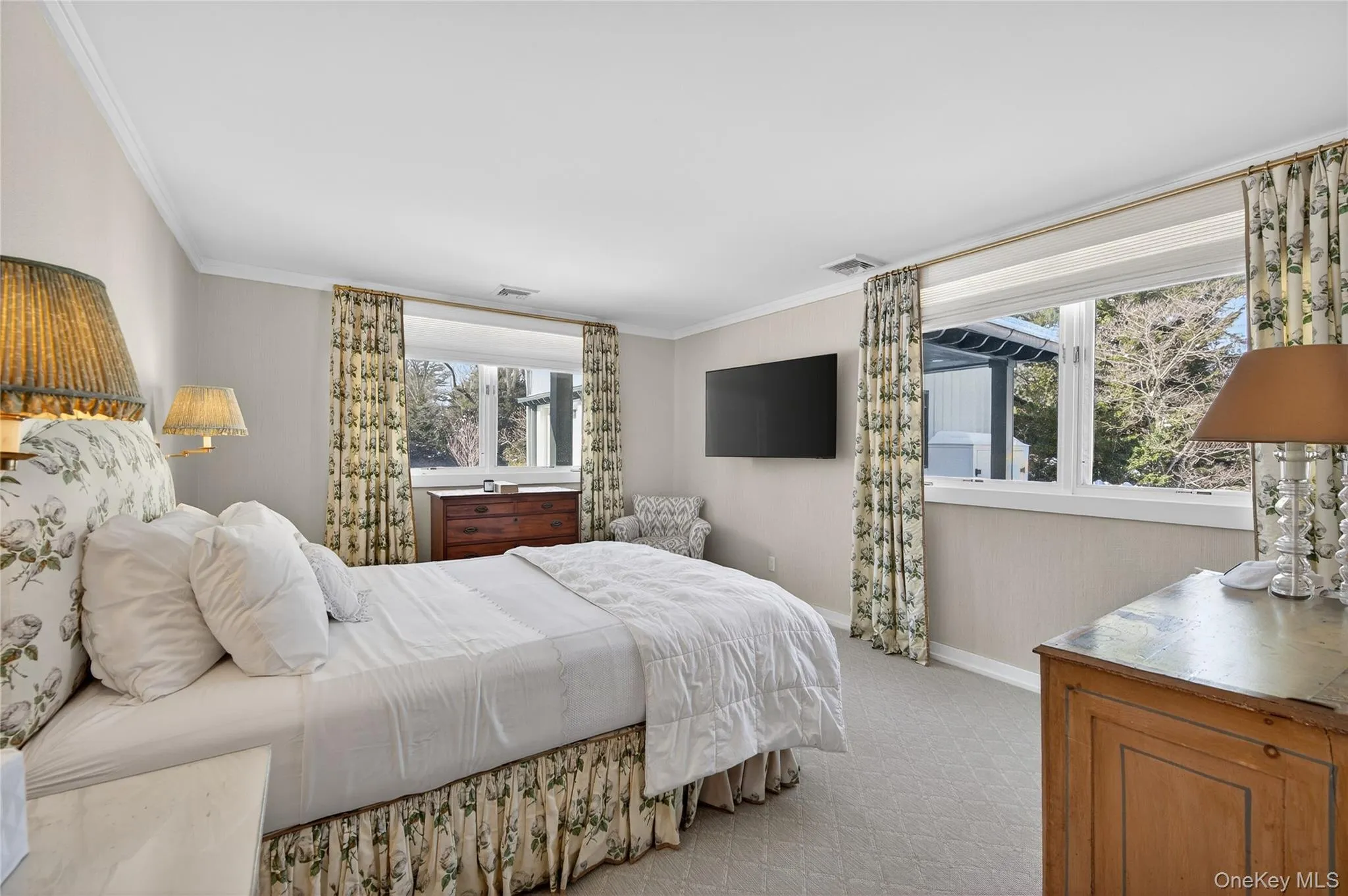 Sunny bedroom with en suite bath Sunny bedroom with en suite bath