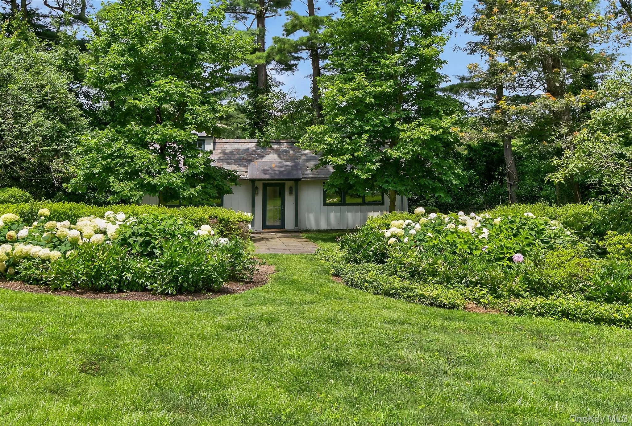 A separate one bedroom guest cottage. A separate one bedroom guest cottage.