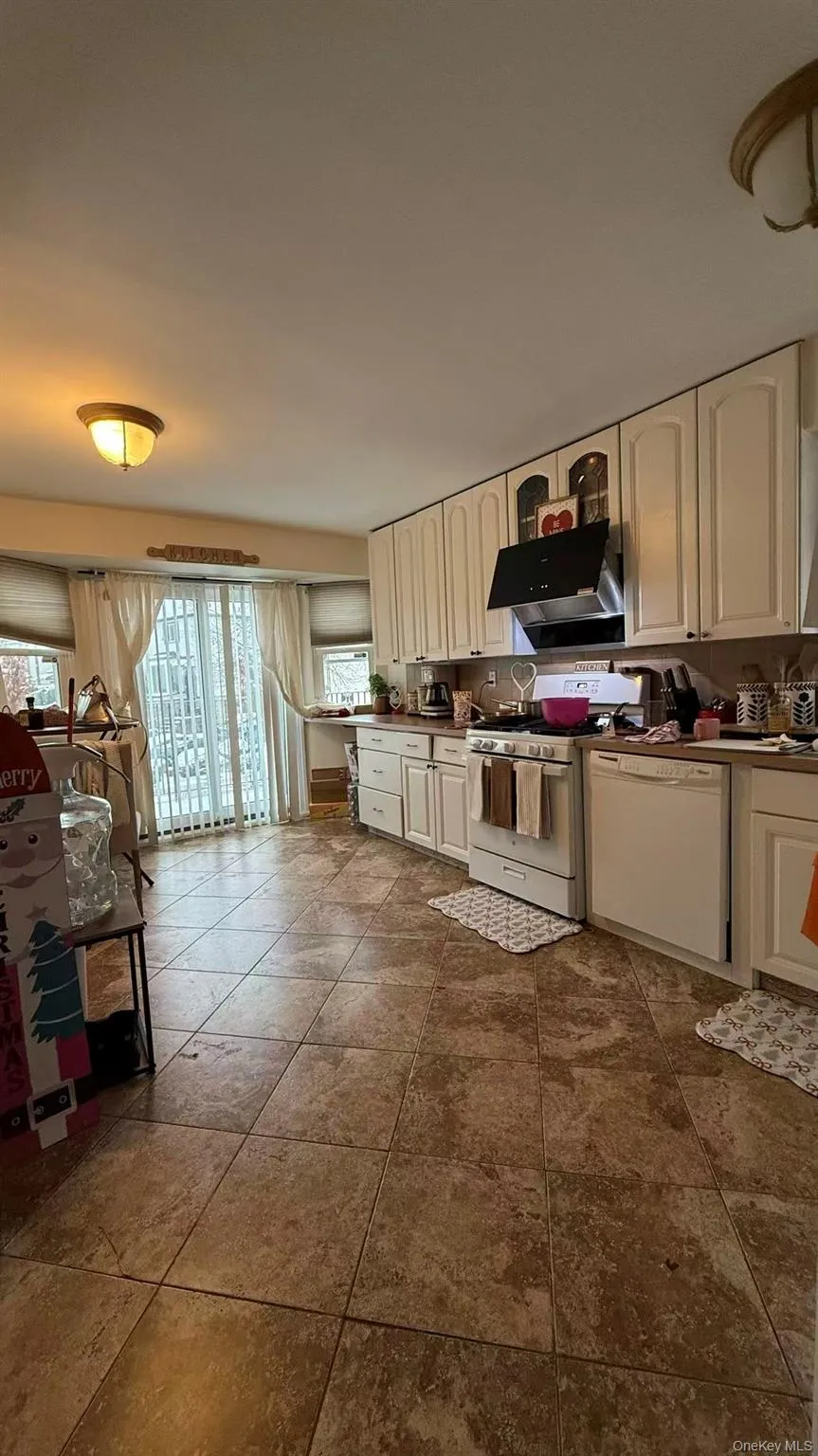 35 Gauldy Avenue, New York, NY, 3 Bedrooms Bedrooms, 6 Rooms Rooms,2 BathroomsBathrooms,Residential,For Rent,Gauldy,0,955740 35 Gauldy Avenue, New York, NY, 3 Bedrooms Bedrooms, 6 Rooms Rooms,2 BathroomsBathrooms,Residential,For Rent,Gauldy,0,955740