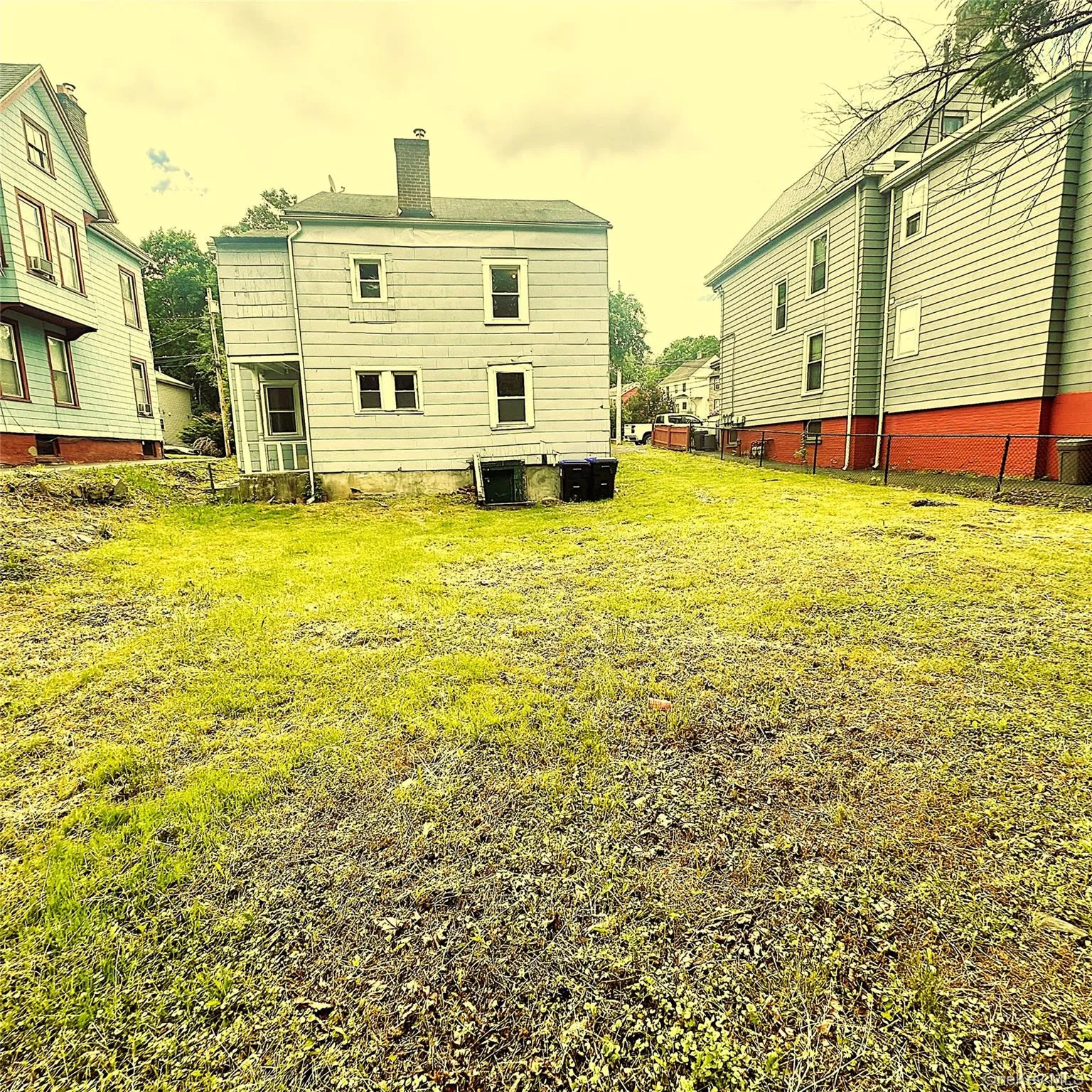 Large back yard for your enjoyment Large back yard for your enjoyment