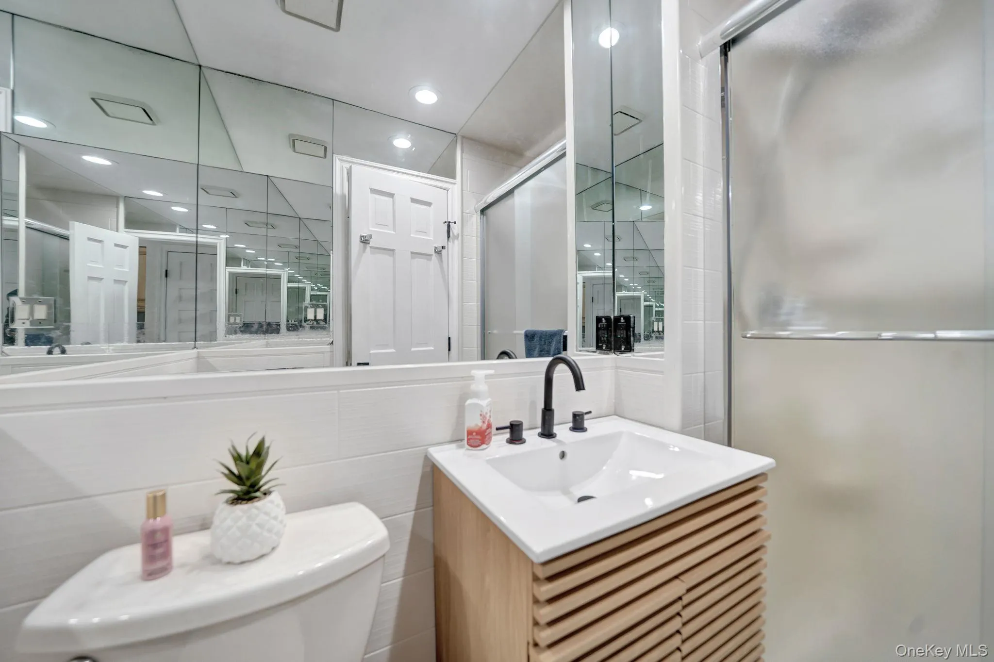 Full Bathroom 1s floor Full Bathroom 1s floor