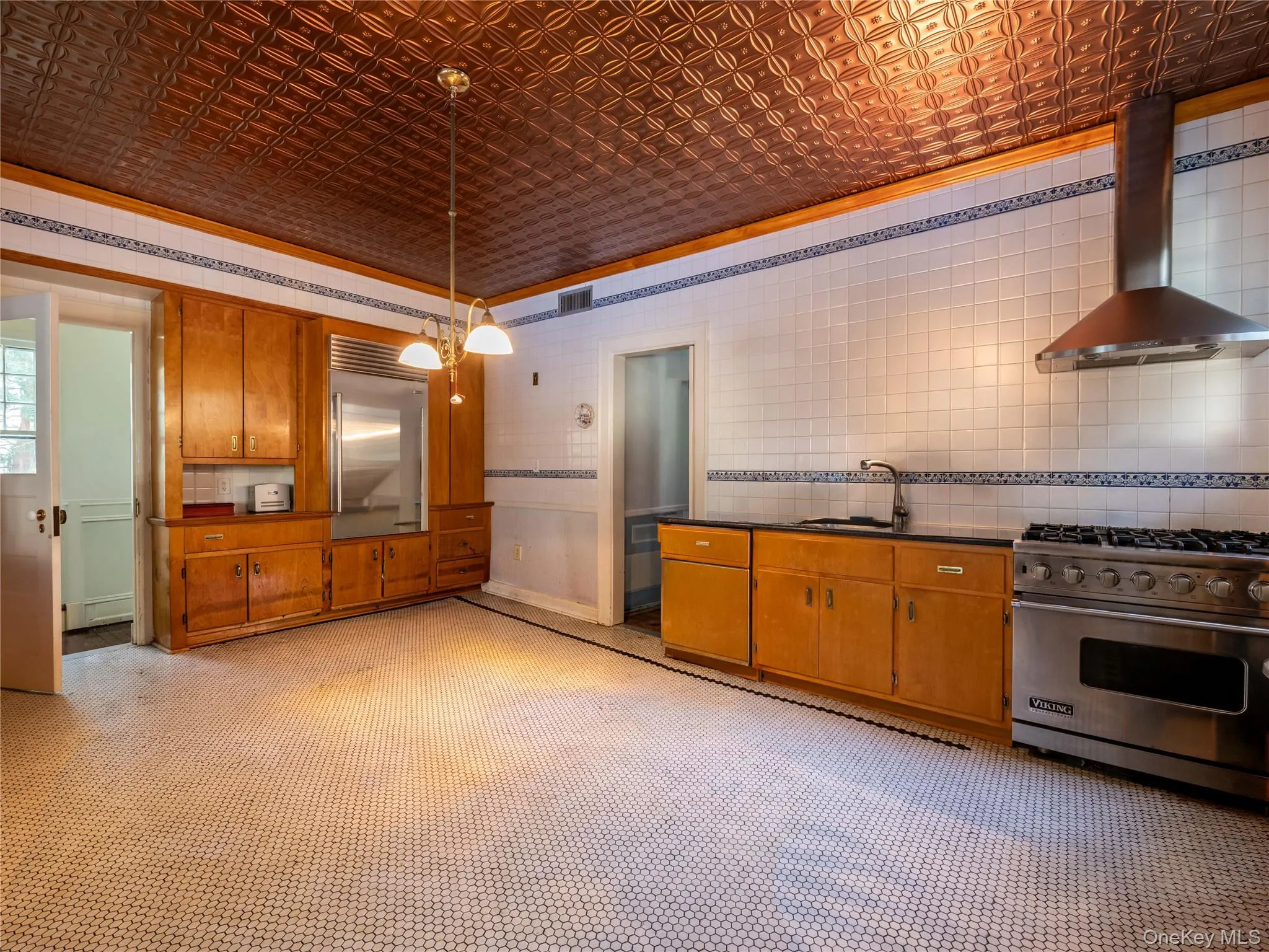 Eat-in Kitchen with Stainless Steel Appliances and access to second staircase Eat-in Kitchen with Stainless Steel Appliances and access to second staircase