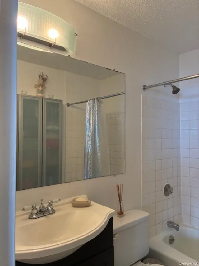 150-38 Union Turnpike, New York, NY, 2 Rooms Rooms,1 BathroomBathrooms,Residential Lease,For Rent,Union,0,955965 150-38 Union Turnpike, New York, NY, 2 Rooms Rooms,1 BathroomBathrooms,Residential Lease,For Rent,Union,0,955965