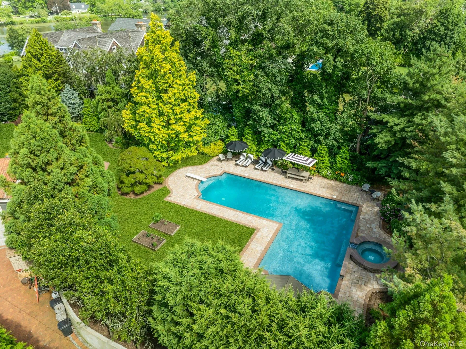 L-Shaped tiled gunite saltwater gas heated pool, with attached in-ground circular spa L-Shaped tiled gunite saltwater gas heated pool, with attached in-ground circular spa