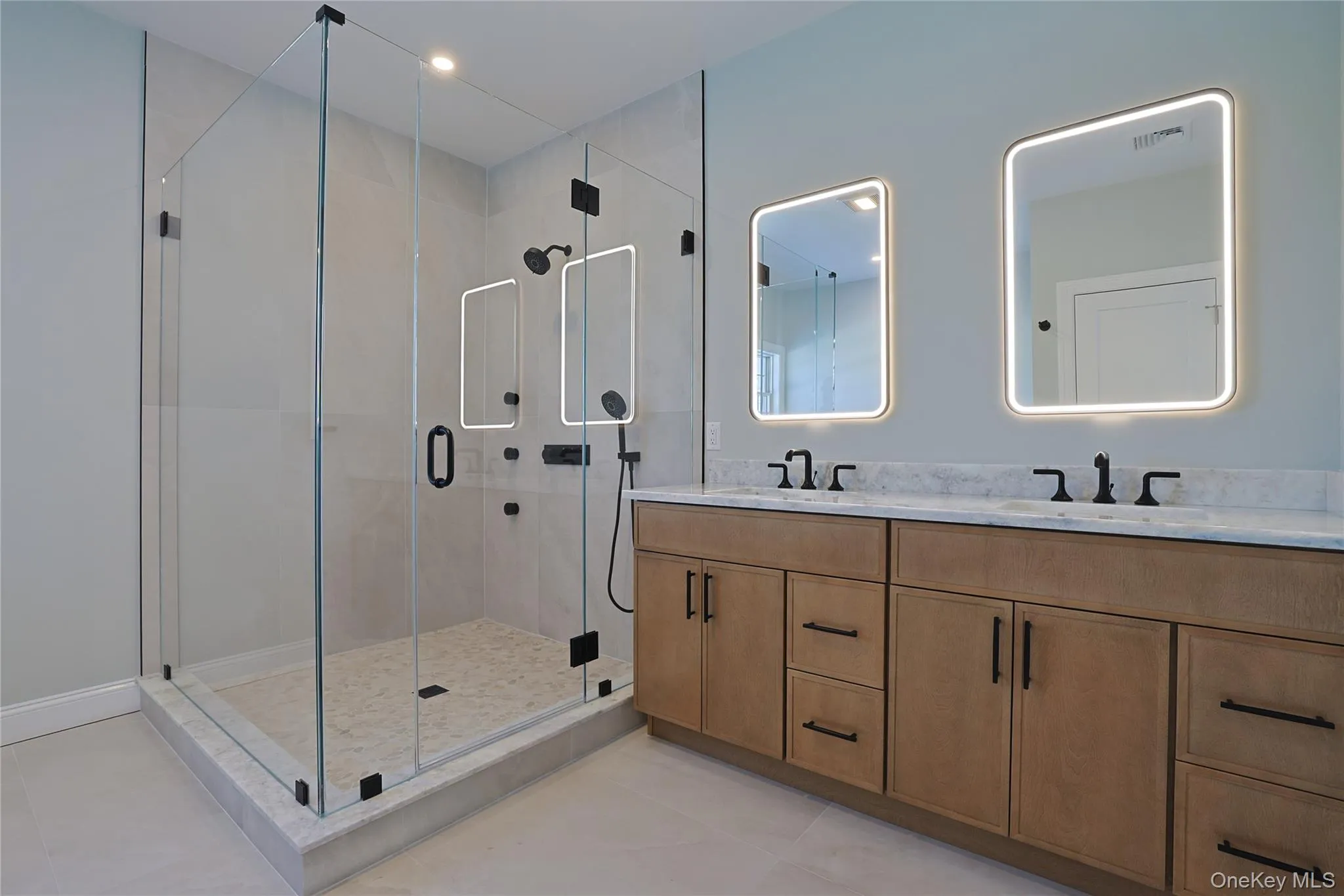 Builder sample photo; finishes, materials, and layout may vary. Builder sample photo; finishes, materials, and layout may vary.