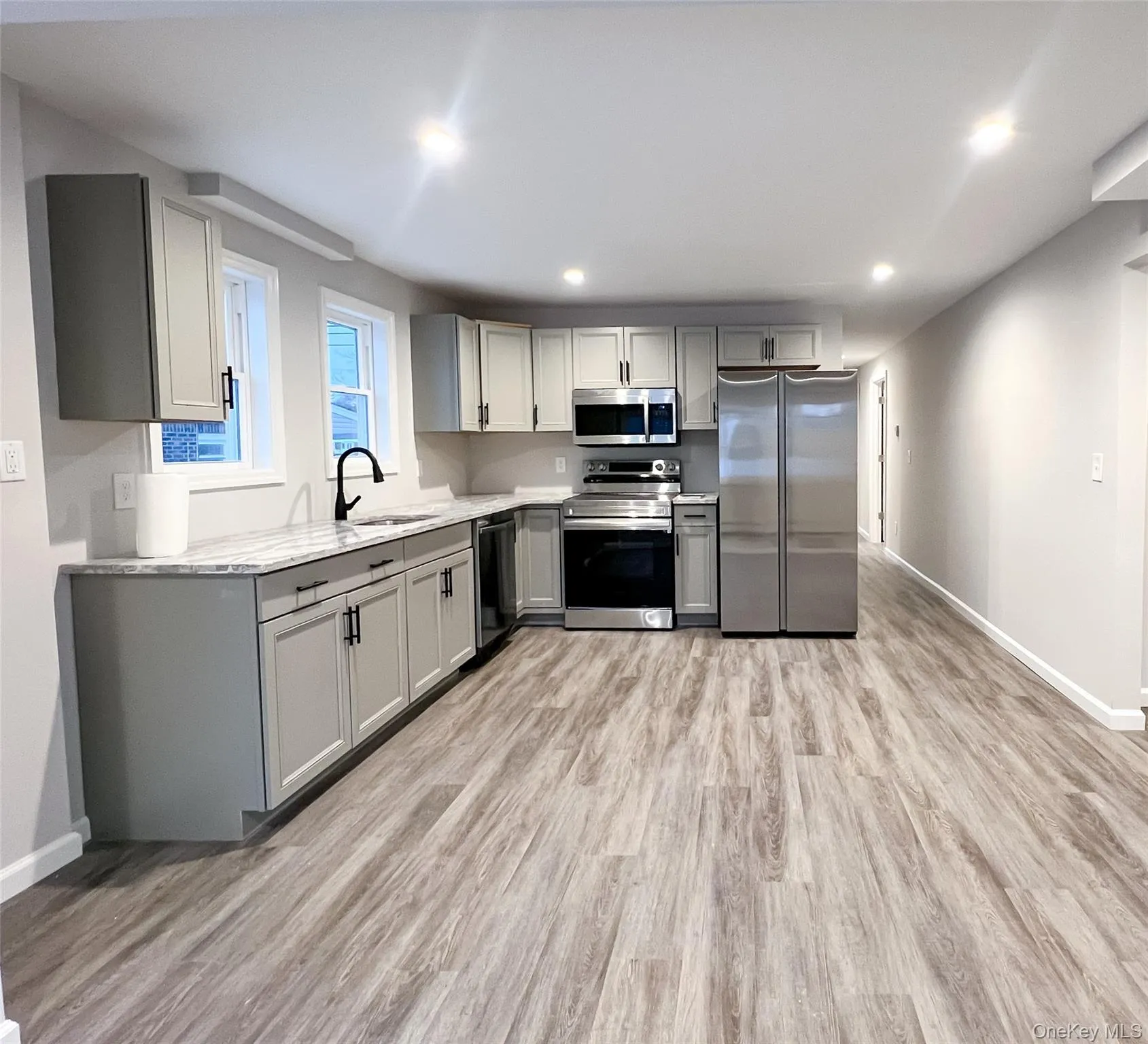 Eat In Kitchen W/ Full Size Appliances! Eat In Kitchen W/ Full Size Appliances!