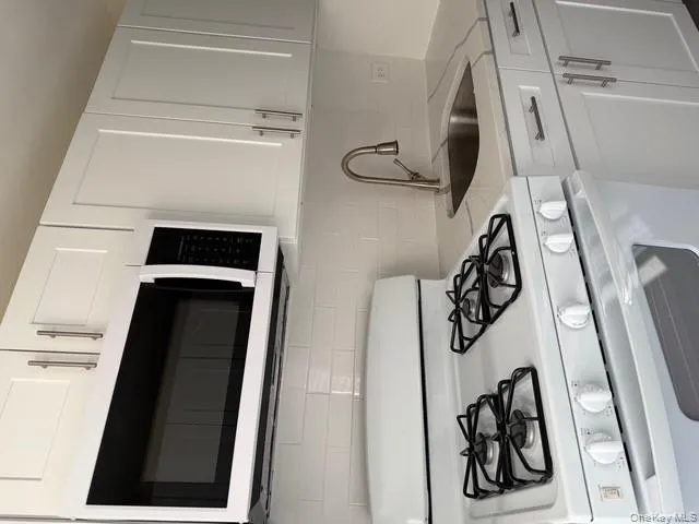 175-45 88th Avenue, New York, NY, 2 Bedrooms Bedrooms, 5 Rooms Rooms,2 BathroomsBathrooms,Residential Lease,For Rent,88th,0,956299 175-45 88th Avenue, New York, NY, 2 Bedrooms Bedrooms, 5 Rooms Rooms,2 BathroomsBathrooms,Residential Lease,For Rent,88th,0,956299