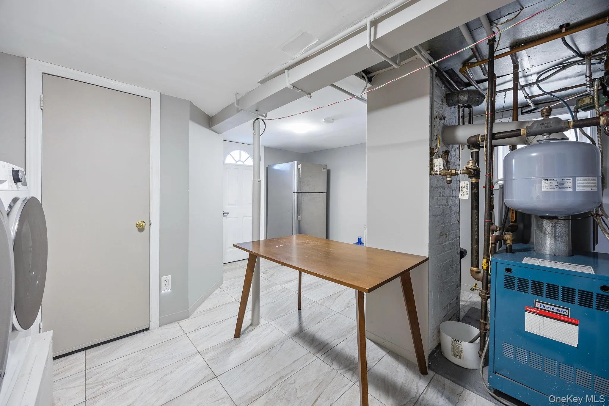 Utility room with a heating unit and washer / dryer Utility room with a heating unit and washer / dryer