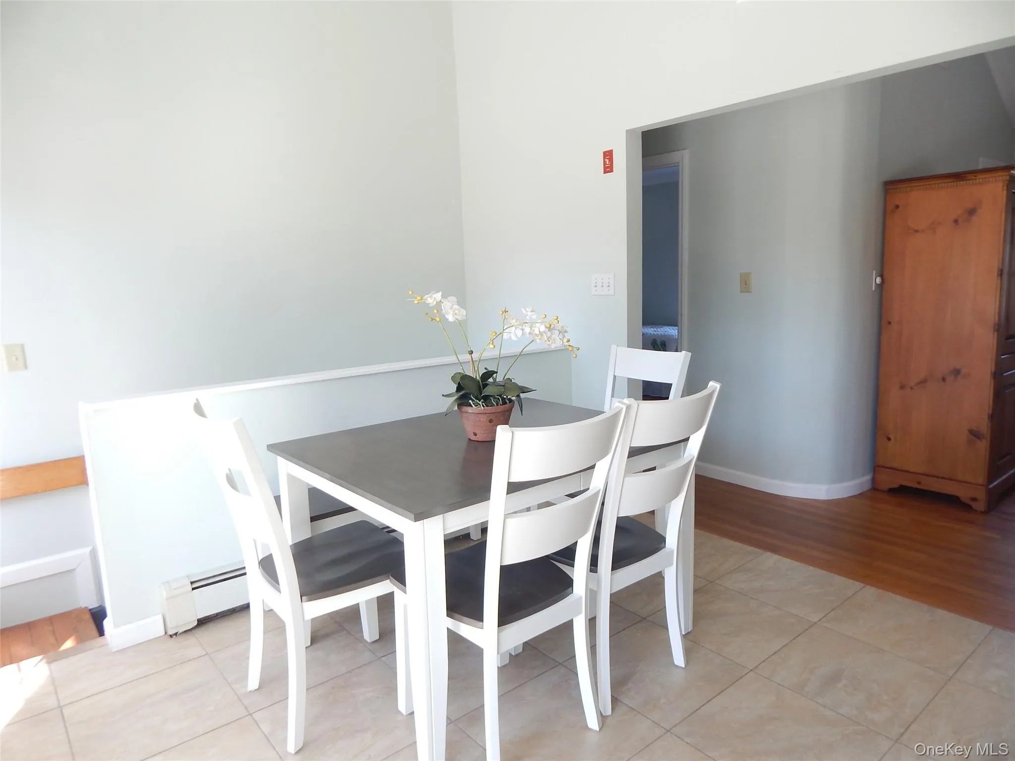 Eat-in-kitchenb Eat-in-kitchenb