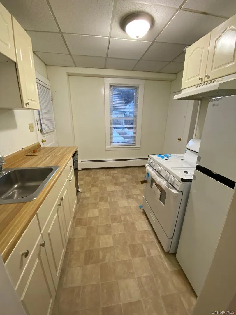 6 Tor Avenue, Haverstraw, NY, 1 Bedroom Bedrooms, 5 Rooms Rooms,1 BathroomBathrooms,Residential Lease,For Rent,Tor,0,956707 6 Tor Avenue, Haverstraw, NY, 1 Bedroom Bedrooms, 5 Rooms Rooms,1 BathroomBathrooms,Residential Lease,For Rent,Tor,0,956707