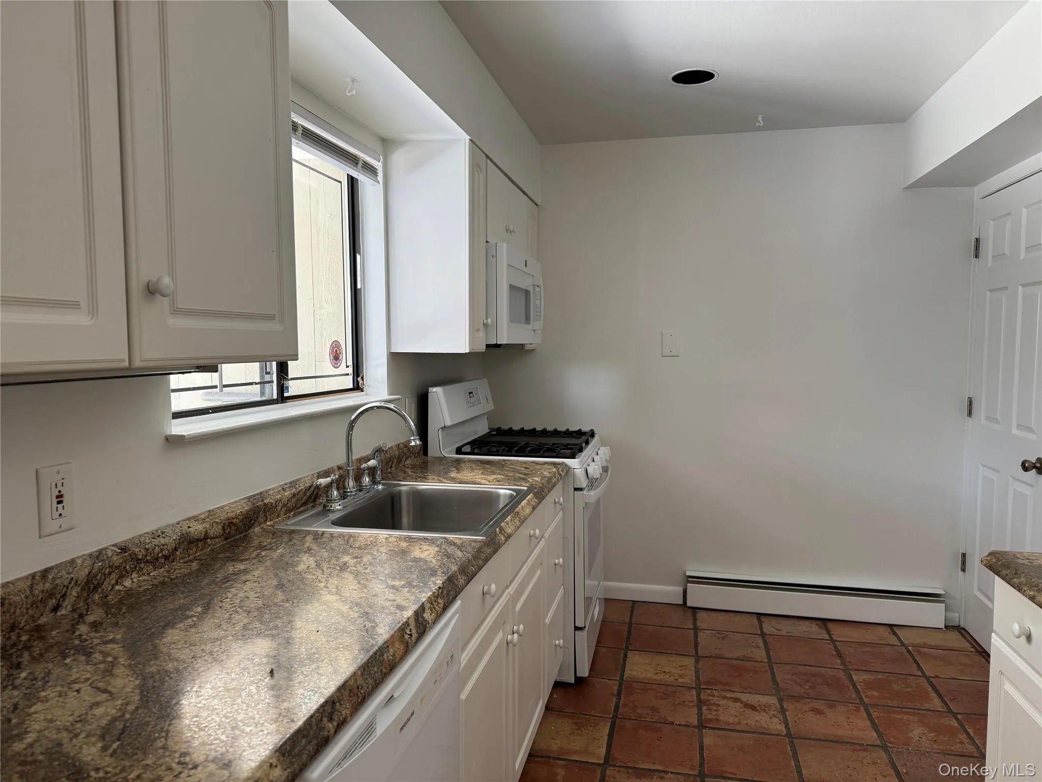 37A Norwood Road, North Hempstead, NY, 2 Bedrooms Bedrooms, 5 Rooms Rooms,2 BathroomsBathrooms,Residential Lease,For Rent,Norwood,0,956745 37A Norwood Road, North Hempstead, NY, 2 Bedrooms Bedrooms, 5 Rooms Rooms,2 BathroomsBathrooms,Residential Lease,For Rent,Norwood,0,956745