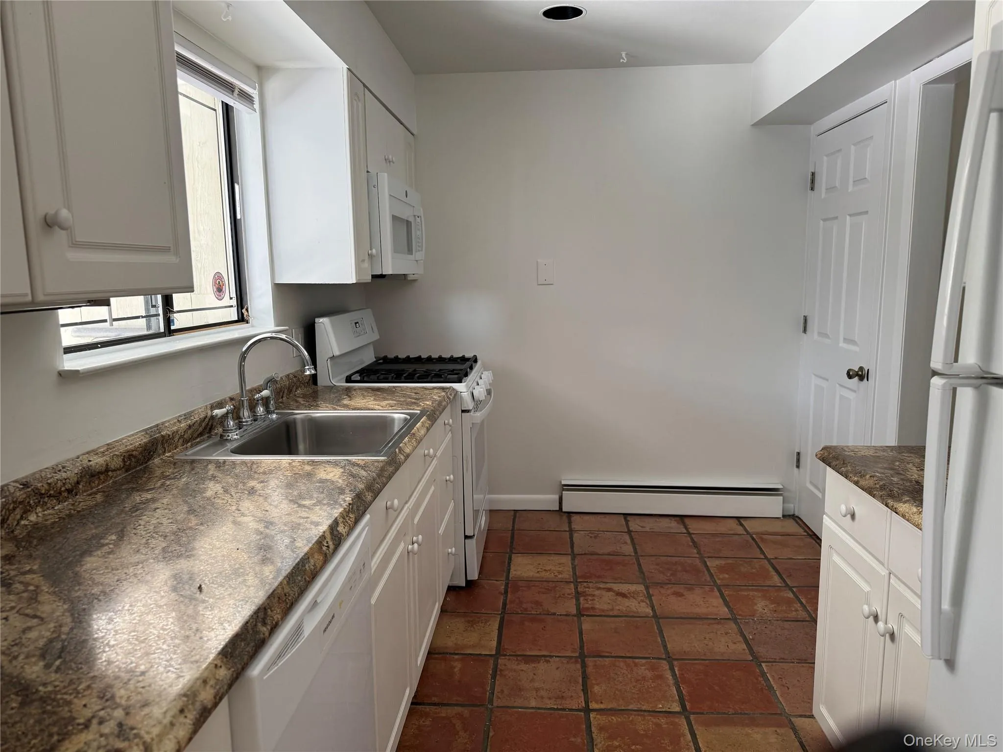 37A Norwood Road, North Hempstead, NY, 2 Bedrooms Bedrooms, 5 Rooms Rooms,2 BathroomsBathrooms,Residential Lease,For Rent,Norwood,0,956745 37A Norwood Road, North Hempstead, NY, 2 Bedrooms Bedrooms, 5 Rooms Rooms,2 BathroomsBathrooms,Residential Lease,For Rent,Norwood,0,956745