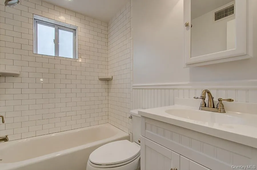 Full bathroom. Full bathroom.