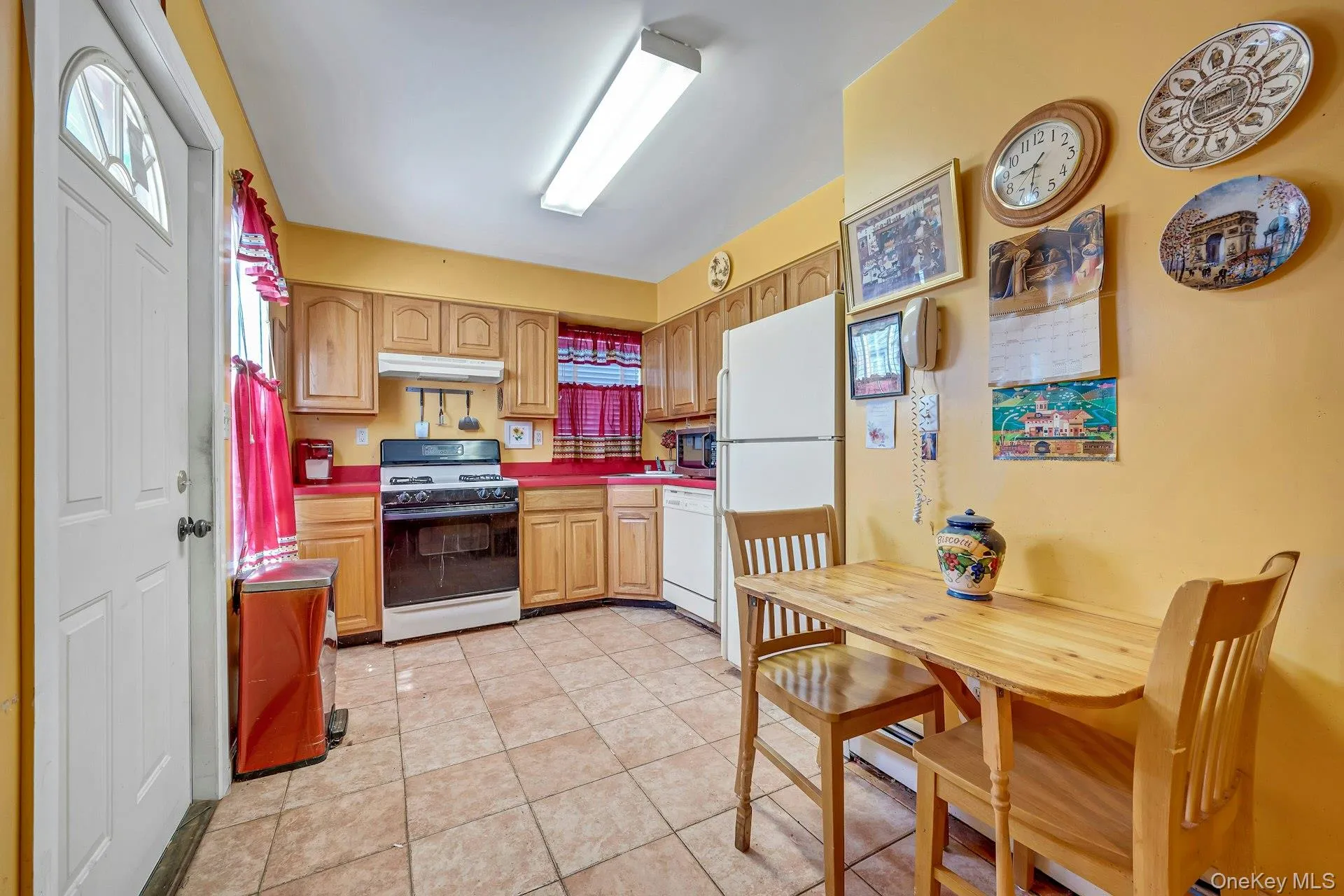 Eat in Kitchen with door to yard Eat in Kitchen with door to yard