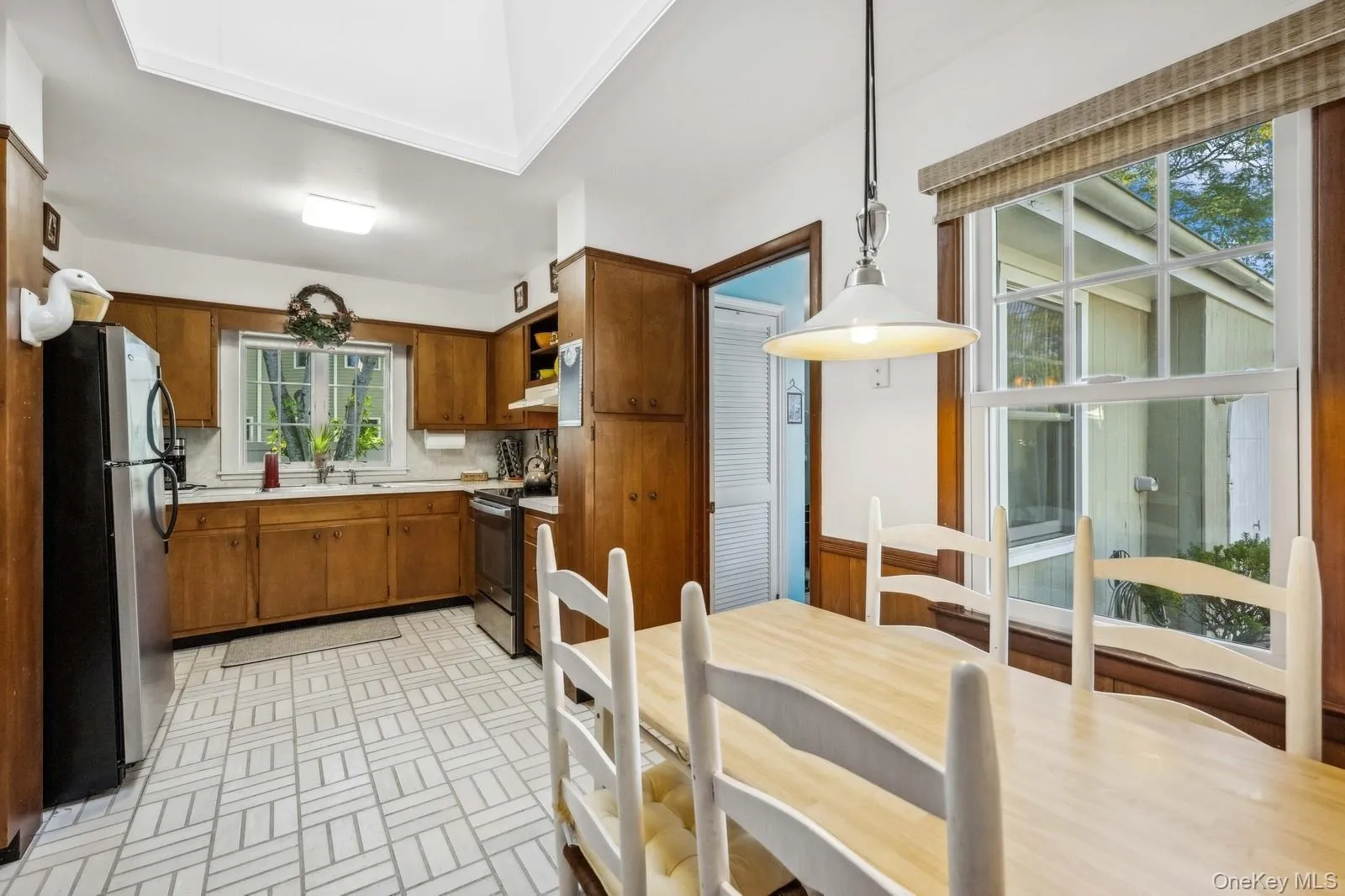 Large Eat-in Kitchen Large Eat-in Kitchen